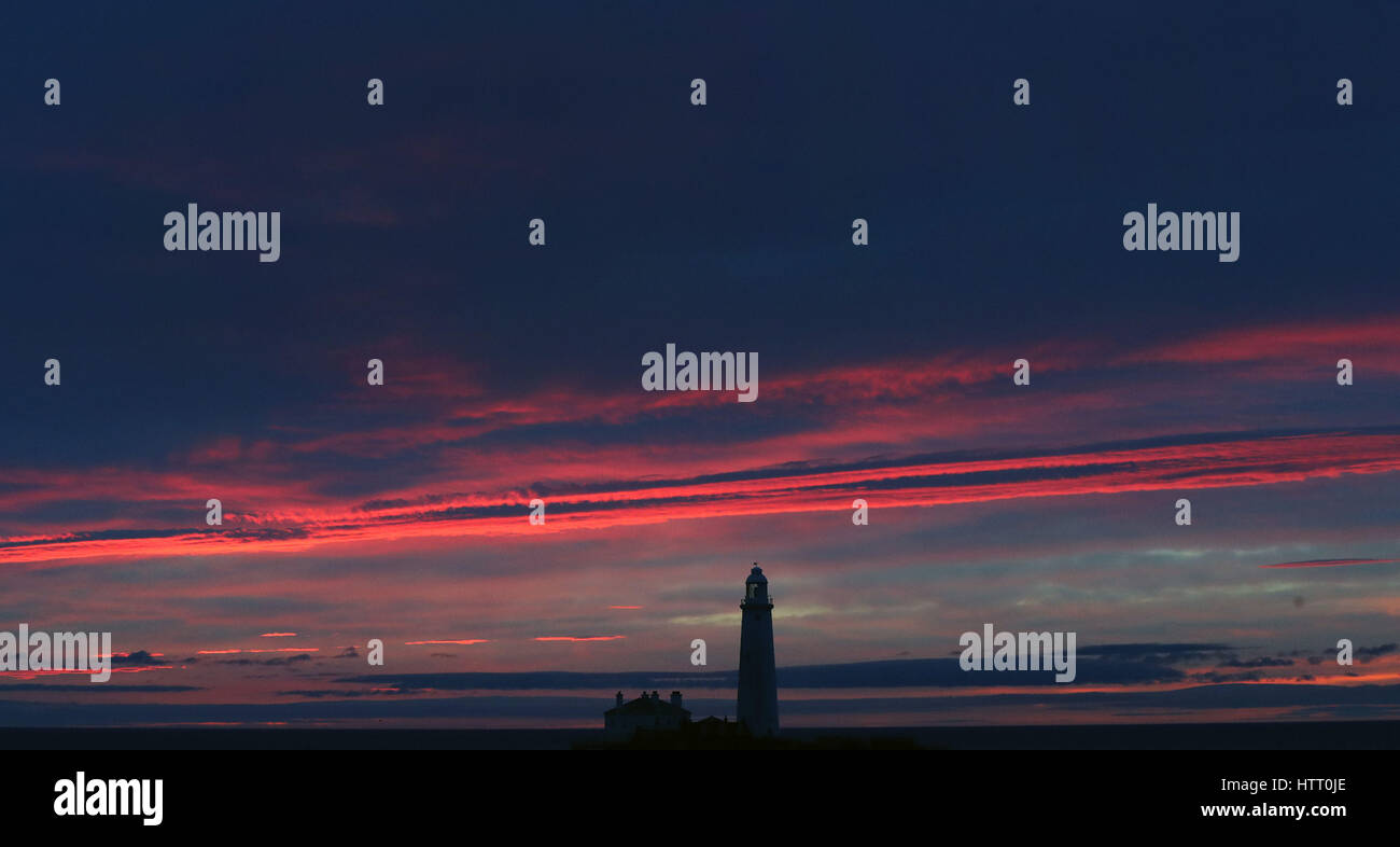 Un ciel rose avant le lever du soleil au St Mary's Lighthouse juste à côté de la côte nord-est, en tant que parties du Royaume-Uni sera aussi chaud que l'espagnol des hotspots à Ibiza, Barcelone et Madrid aujourd'hui. Banque D'Images