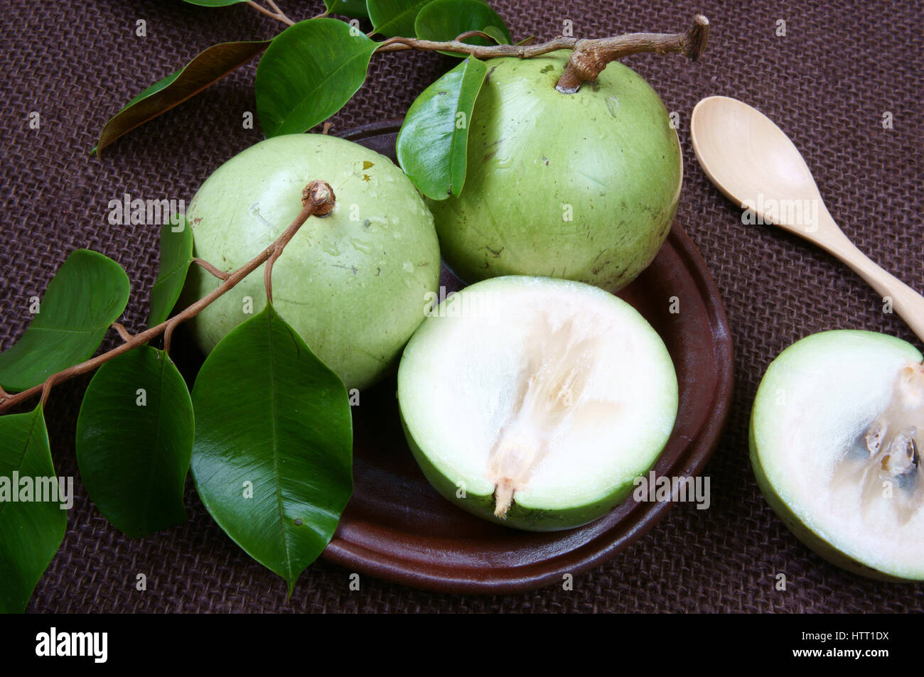 Vietnam des fruits, du lait ou des fruits ou apple star Vu Sua, est spécial que la nutrition des produits agricoles, les fruits avec feuille verte sur fond brun Banque D'Images