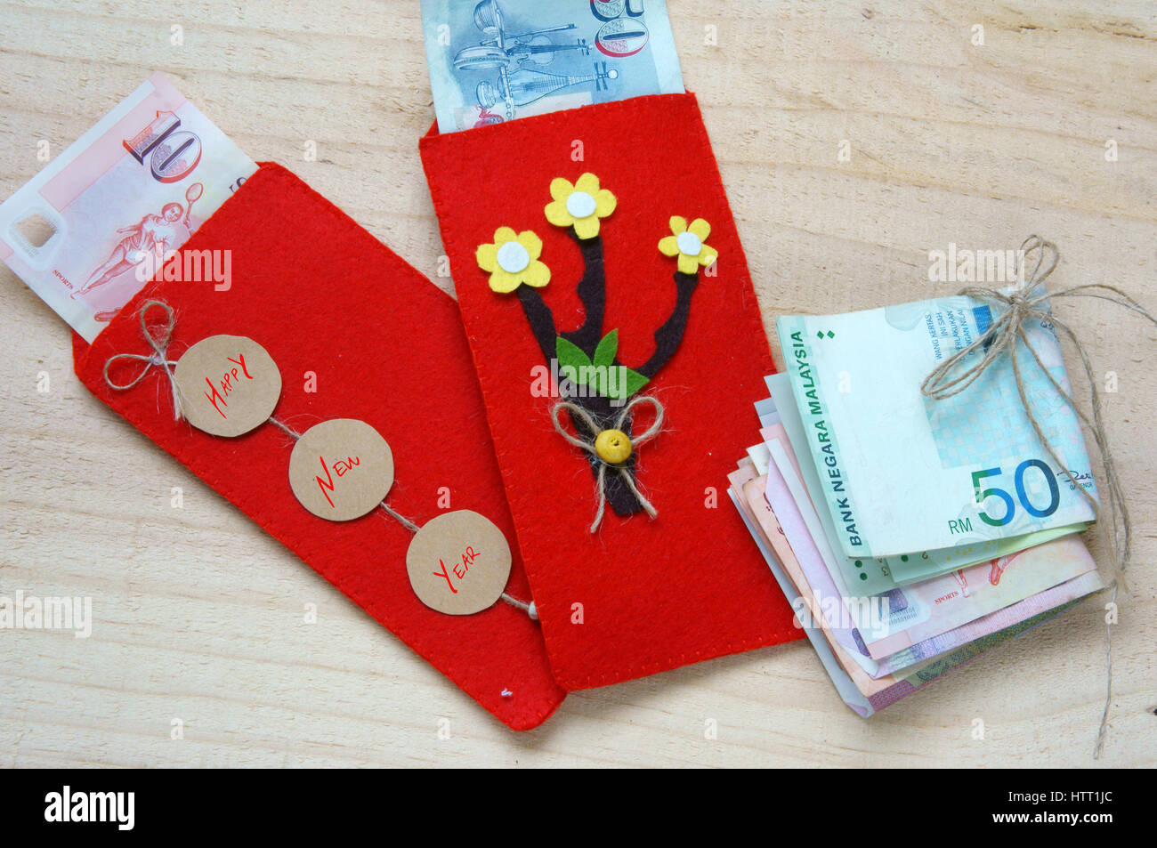 Habitude, coutume de Vietnamiens sur Tet est la chance de l'argent, une  culture traditionnelle du Vietnam, enfant voudrais bien que quelqu'un une  bonne année, de recevoir l'enveloppe rouge Photo Stock - Alamy