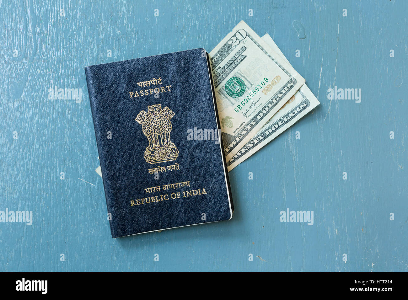 Close-up de passeport indien et américain vingt piastres sur fond uni Banque D'Images
