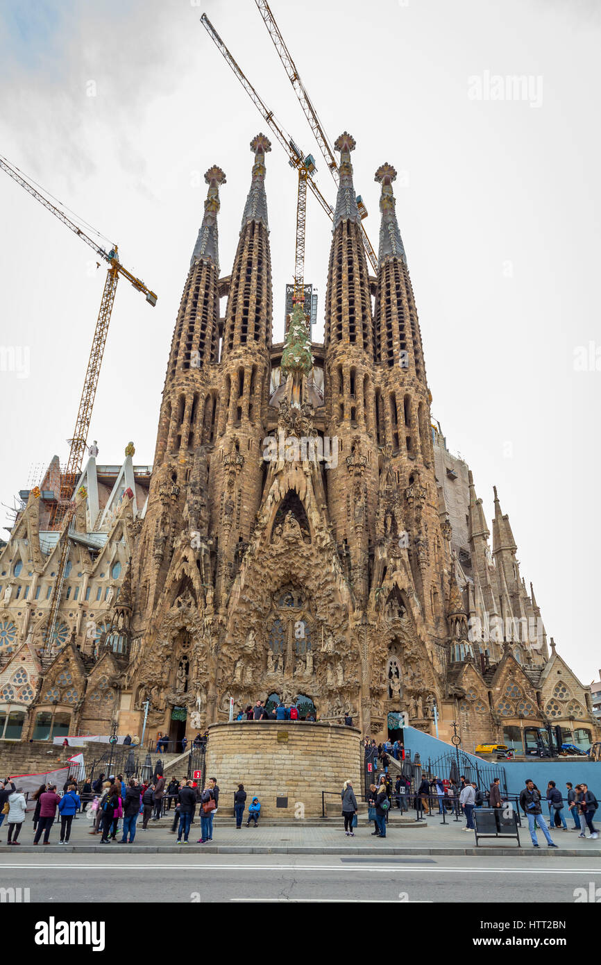 Extérieur de la cathédrale de style art nouveau Sagrada Familia de Barcelone, Catalogne, Espagne. Banque D'Images