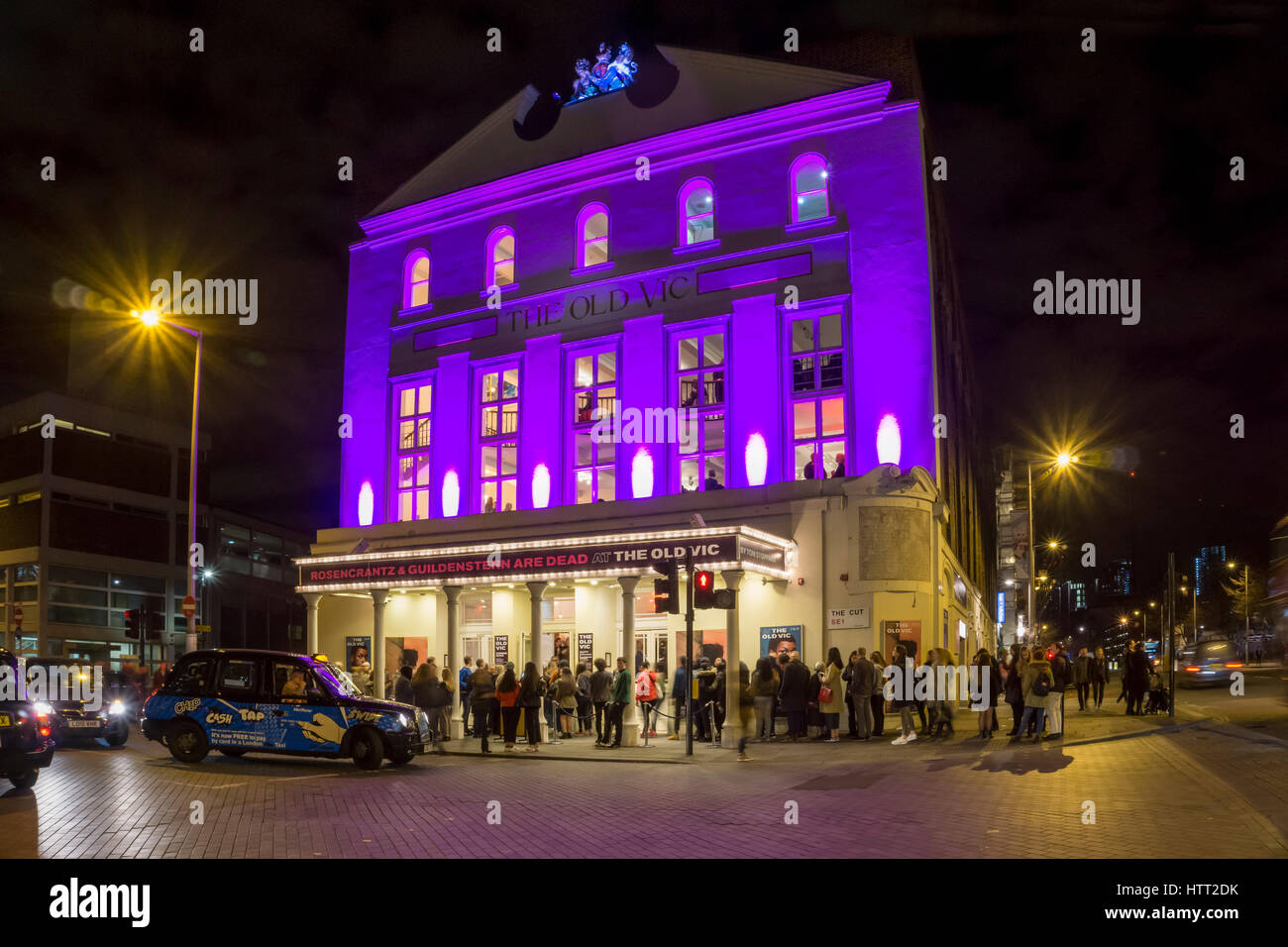 L'Old Vic de nuit avec des personnes faisant la queue pour voir Rosencrantz et Guildenstern sont morts de Tom Stoppard. Banque D'Images