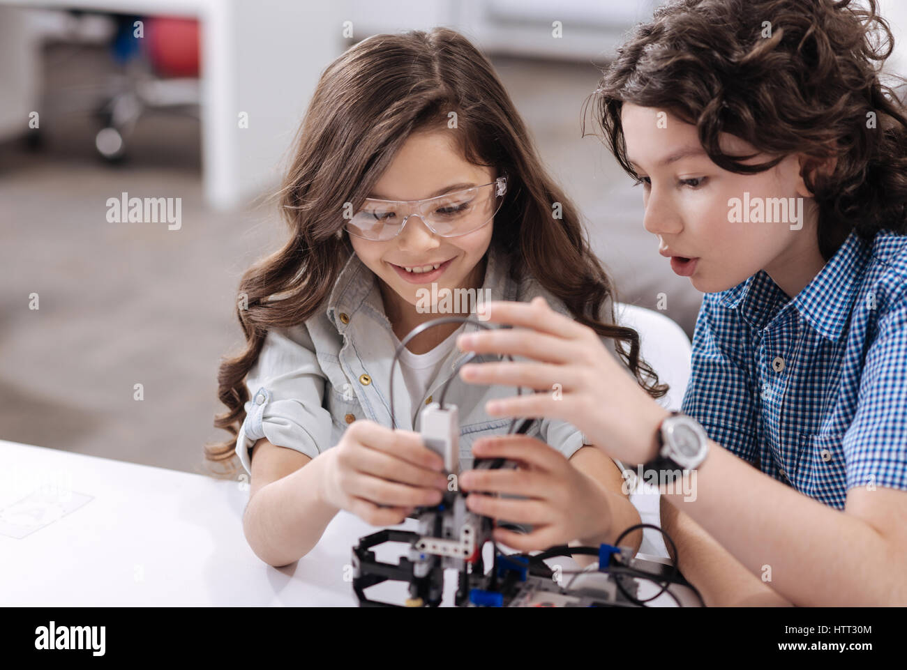 Amusé les enfants ayant la classe de sciences à l'école Banque D'Images