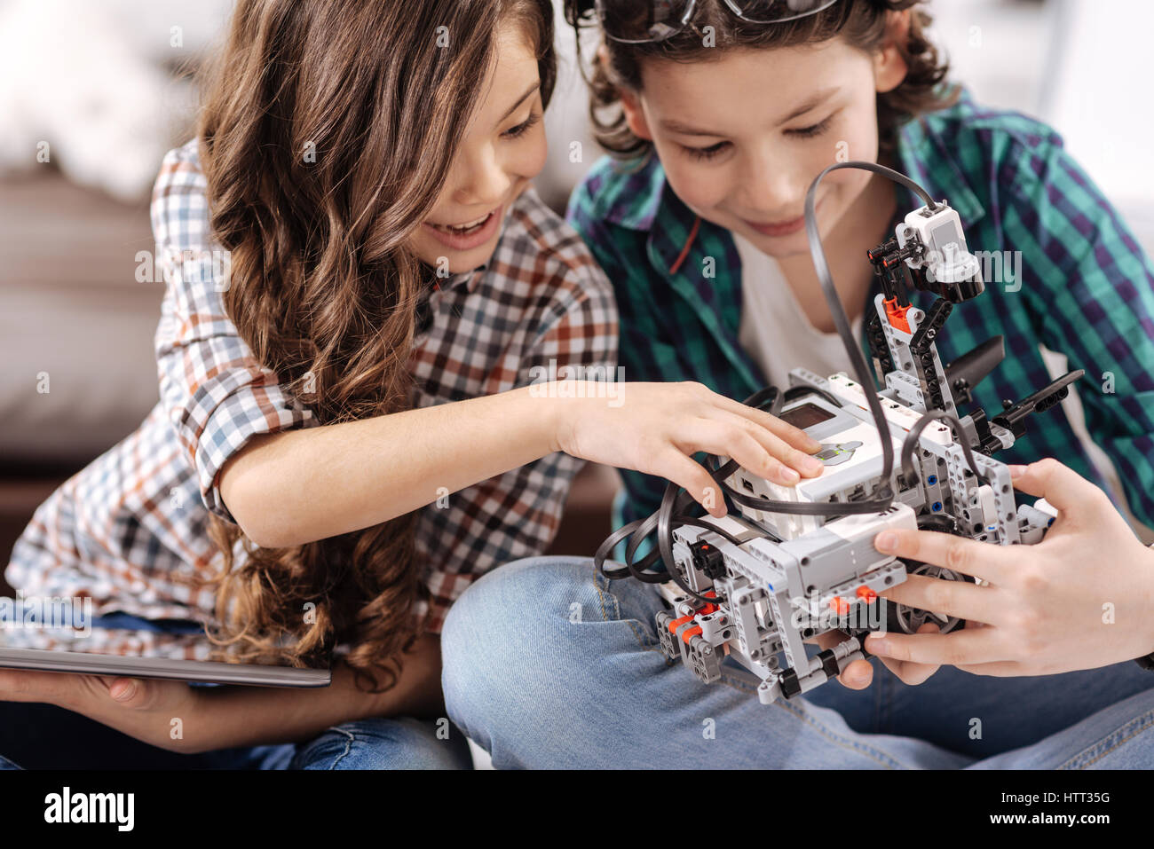 Les tests d'amis de l'initiative et à la maison les appareils gadgets Banque D'Images