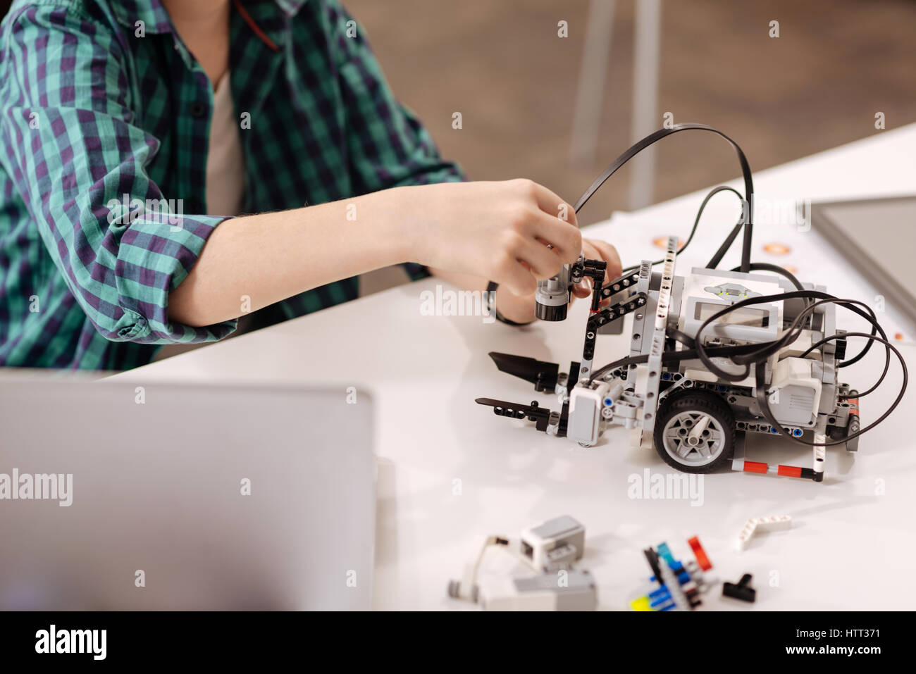 Petit enfant l'étude de science exacte à l'école Banque D'Images