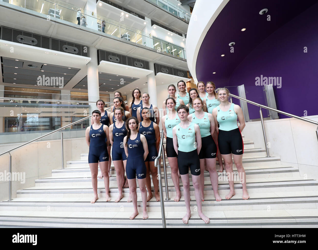 Oxford et Cambridge les équipages féminins pendant la course de bateaux 2017 Annonce à l'équipage Francis Crick Institute de Londres. Banque D'Images