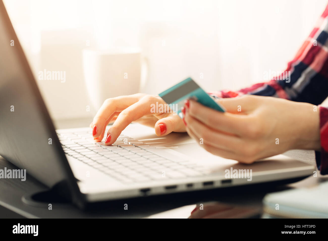 Femme faisant le paiement en ligne avec carte de crédit Banque D'Images