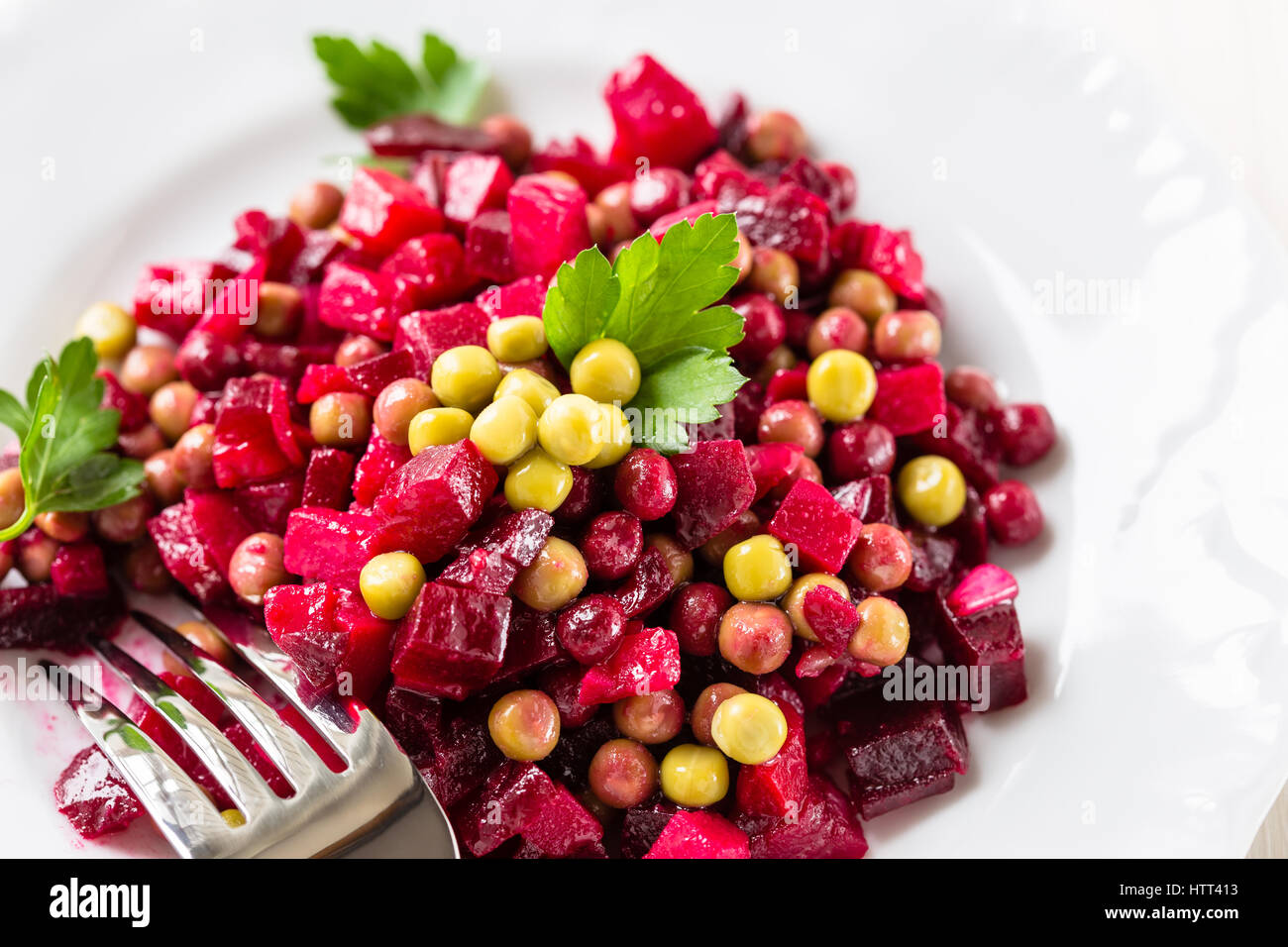 Salade de betteraves. Salade de betterave russe avec la betterave, la pomme de terre, carotte, pois et vinaigrette huile Banque D'Images