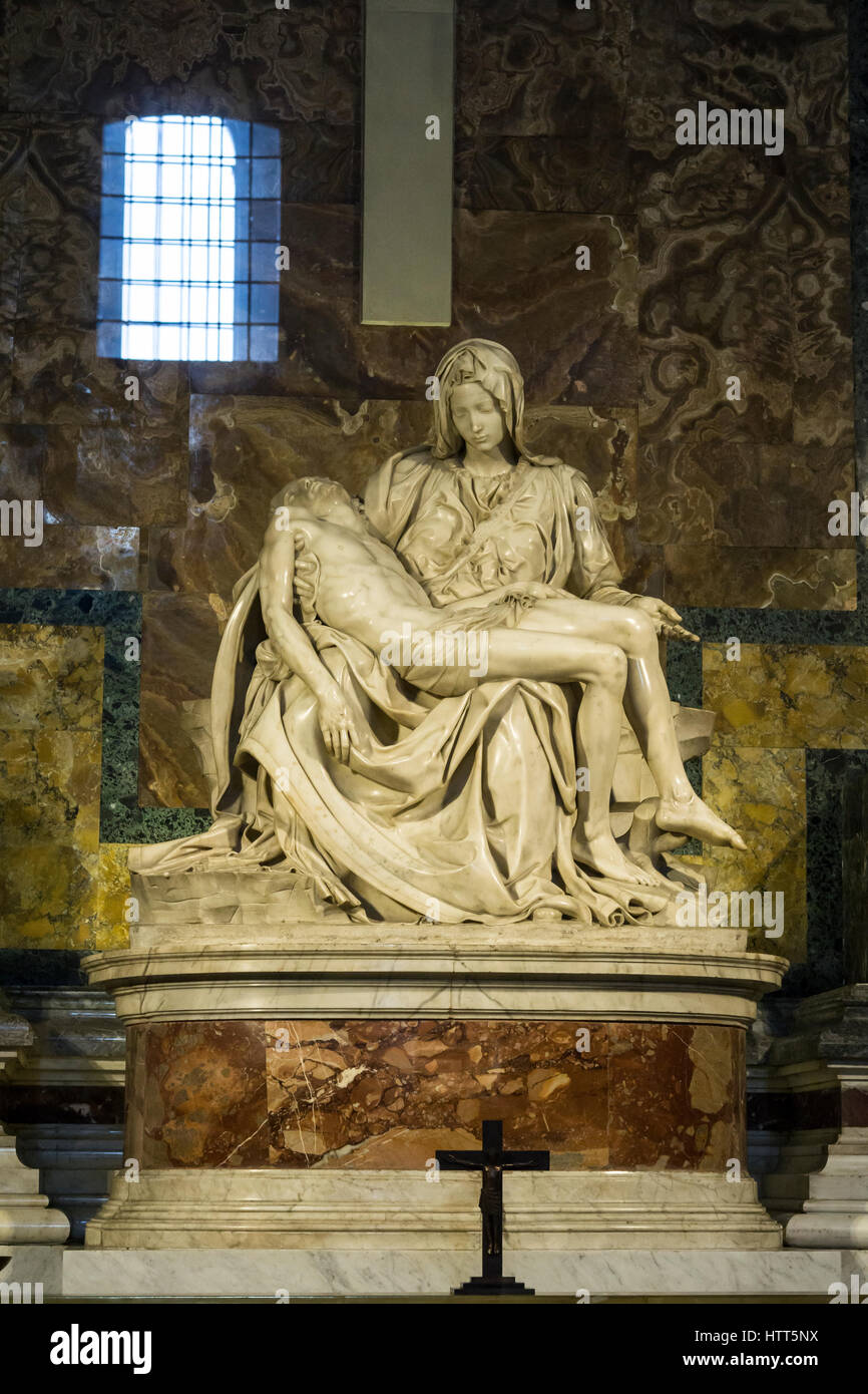 Pietà de Michel-Ange (1498-1499) dans la st. Peter's Basilica , cité du Vatican, Rome, Italie. Banque D'Images