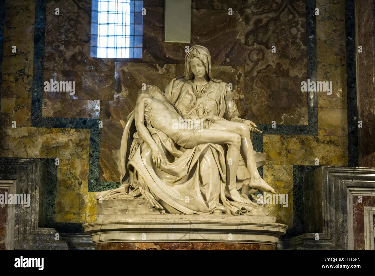 Pietà de Michel-Ange (1498-1499) dans la Basilique Saint-Pierre, Vatican, Rome, Italie. Banque D'Images