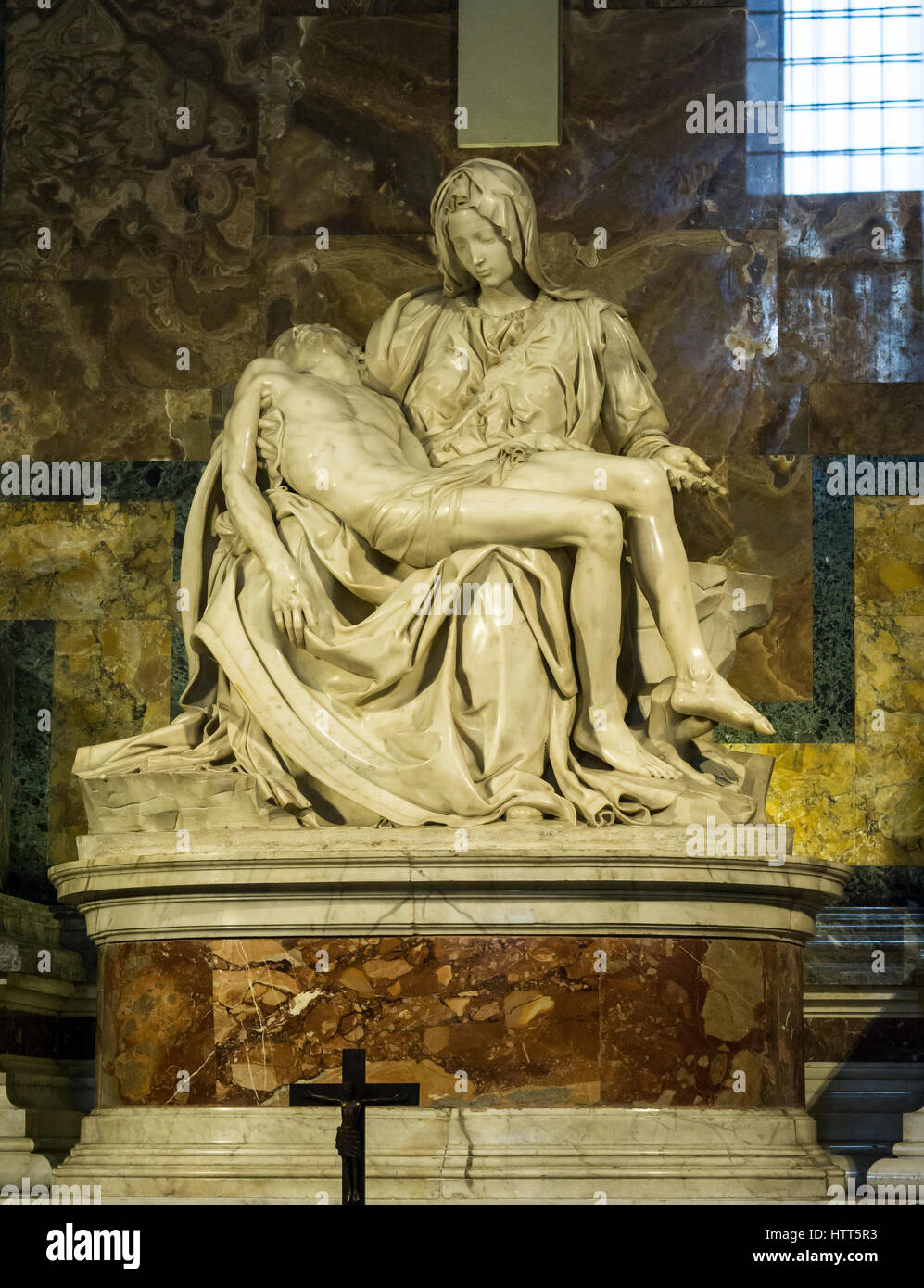 Pietà de Michel-Ange (1498-1499) dans la Basilique Saint-Pierre, Vatican, Rome, Italie. Banque D'Images