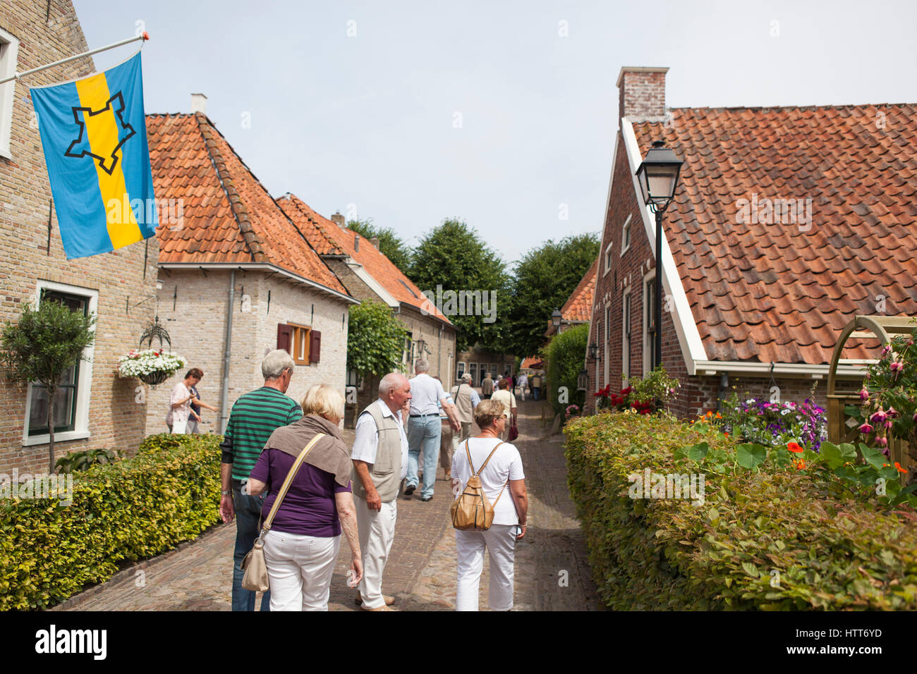 Les touristes visitant la forteresse historique village Bourtange aux Pays- Bas Photo Stock - Alamy