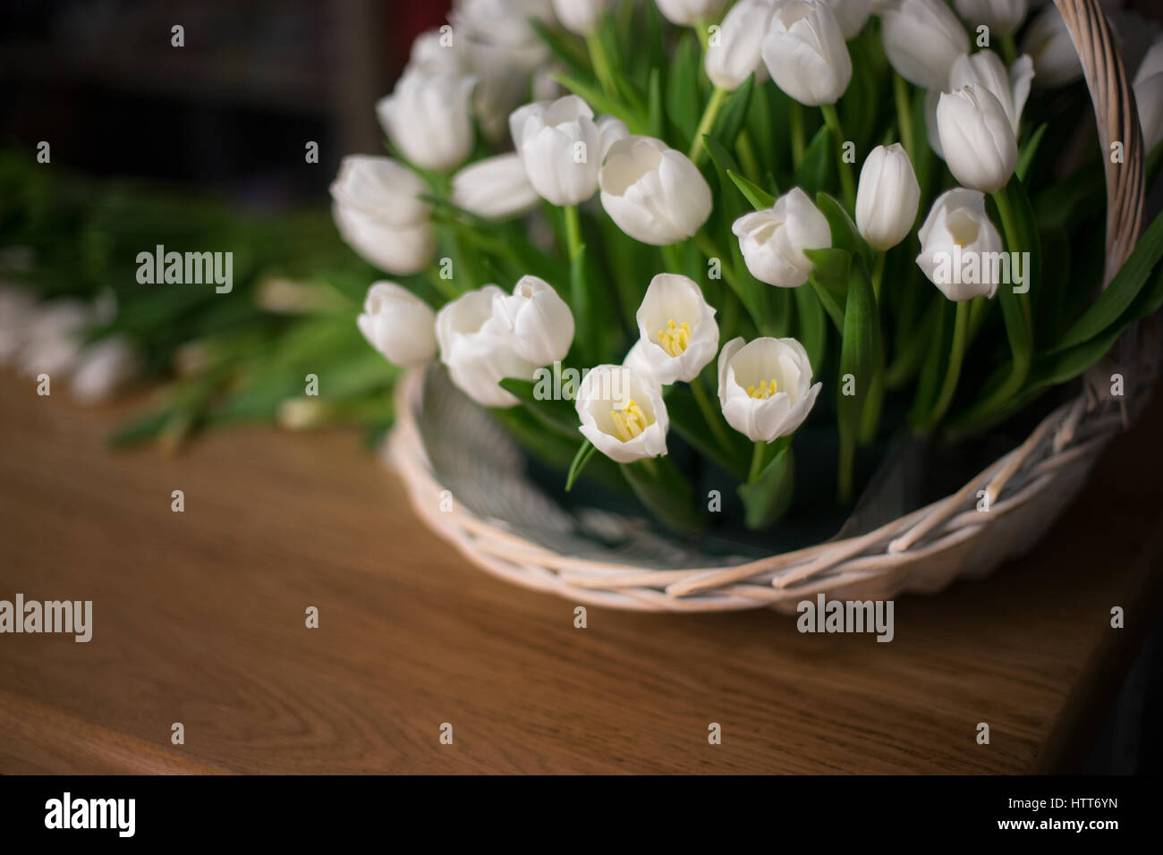 Bouquet de tulipes dans panier en osier. Banque D'Images