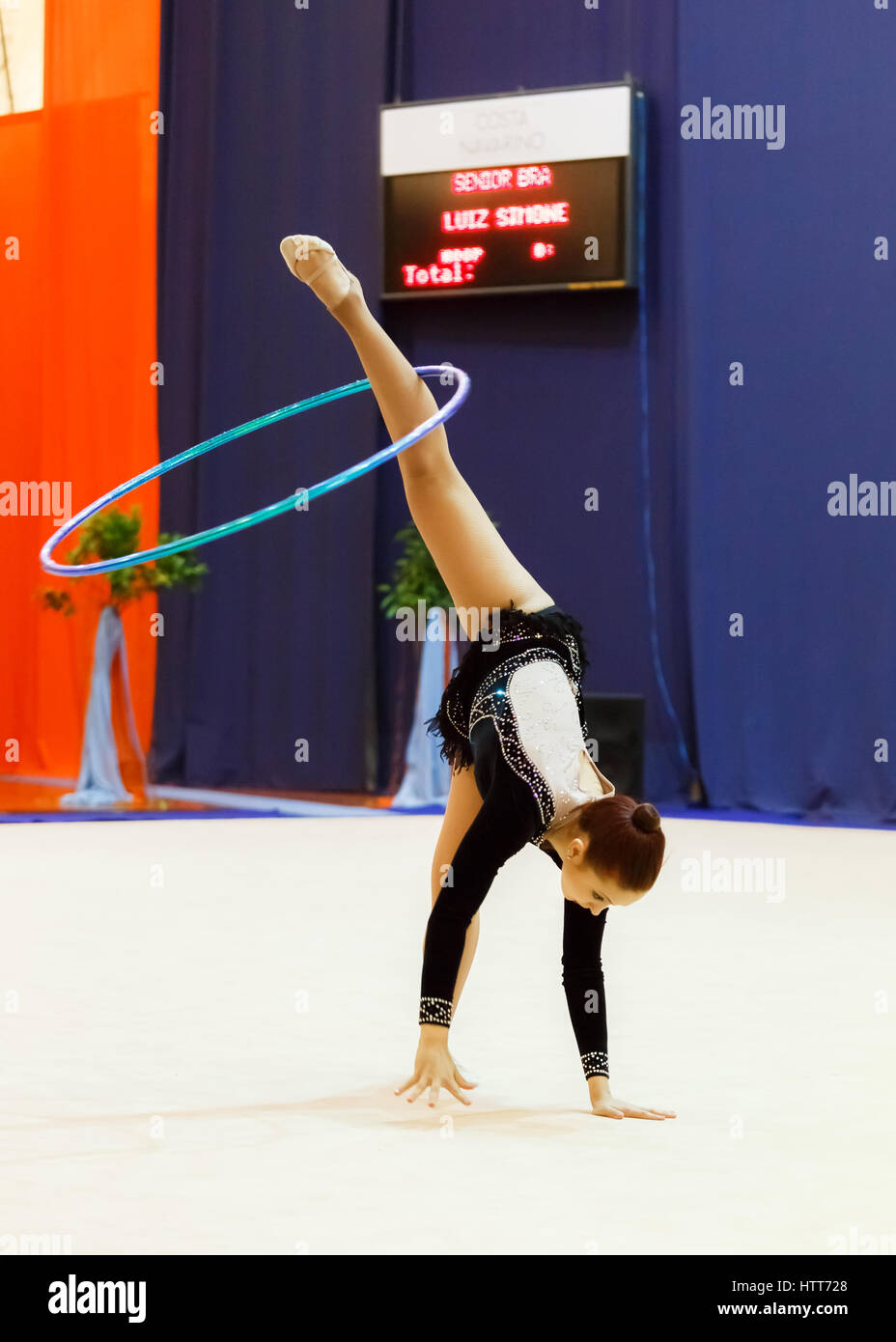 Kalamata, Grèce. Apr 24, 2016. Luiz Simone performance avec hoop au 24e Rencontre Internationale de Gymnastique rythmique Banque D'Images