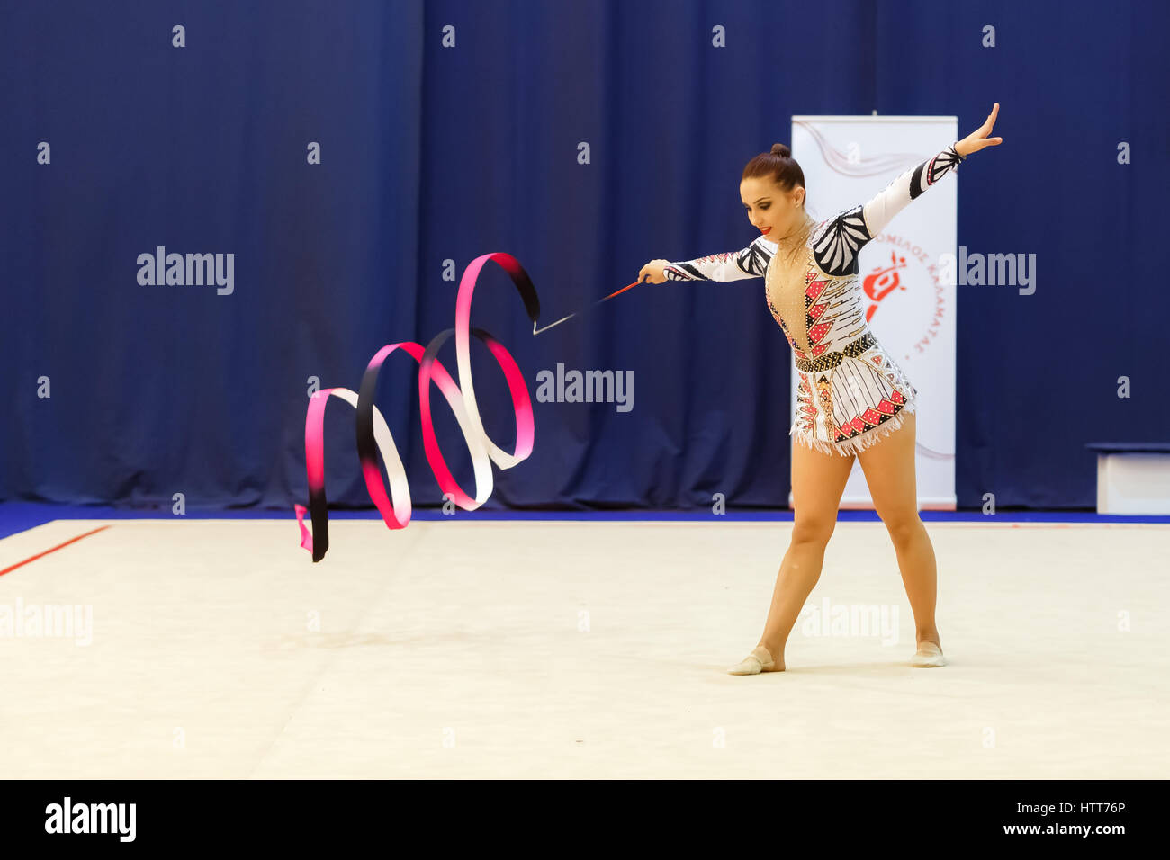 Kalamata, Grèce. Apr 24, 2016. Luiz Simone performance avec ruban à 24e Rencontre Internationale de Gymnastique rythmique Banque D'Images