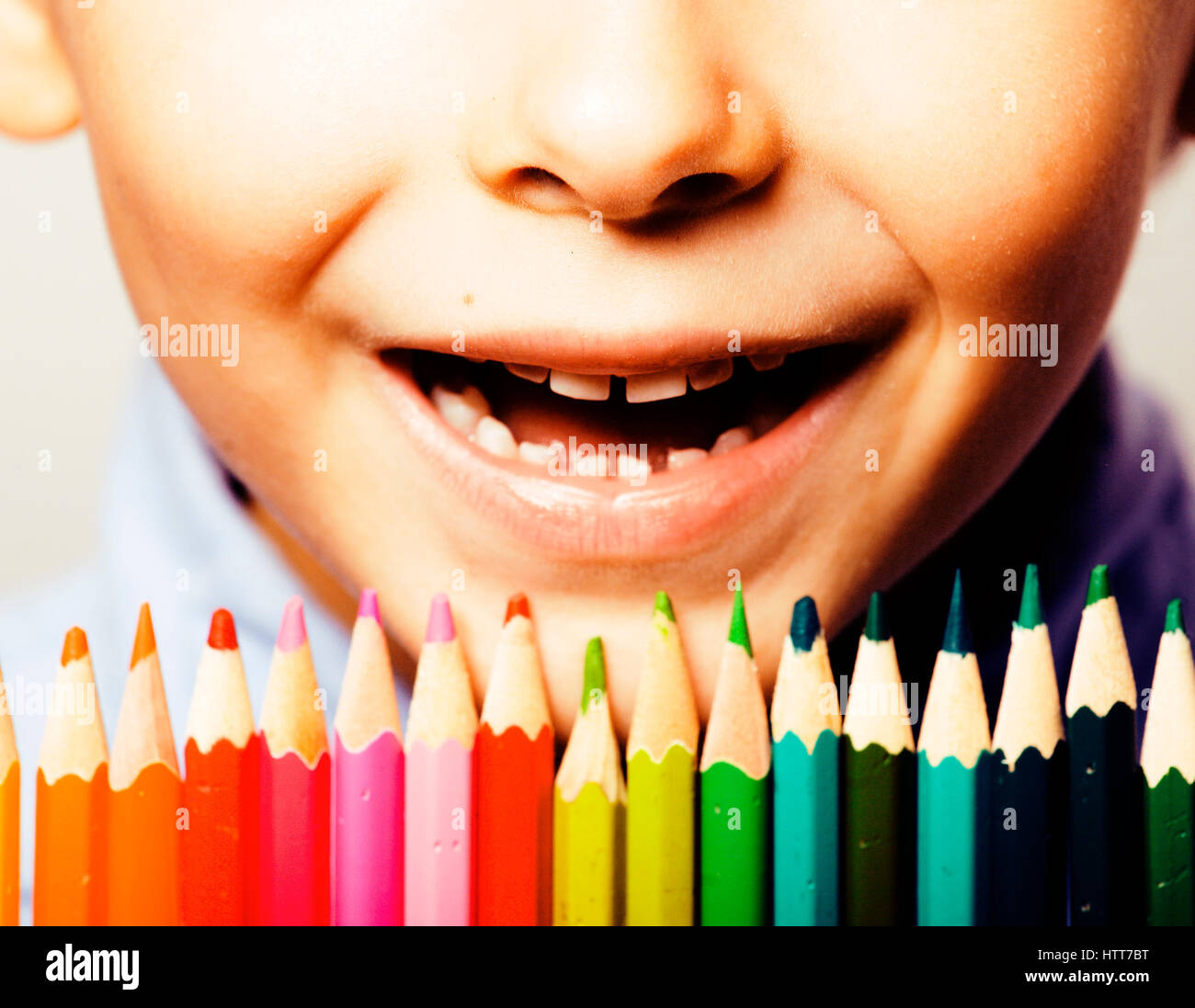 Peu cute boy avec crayons de couleur close up smiling, de l'éducation f Banque D'Images