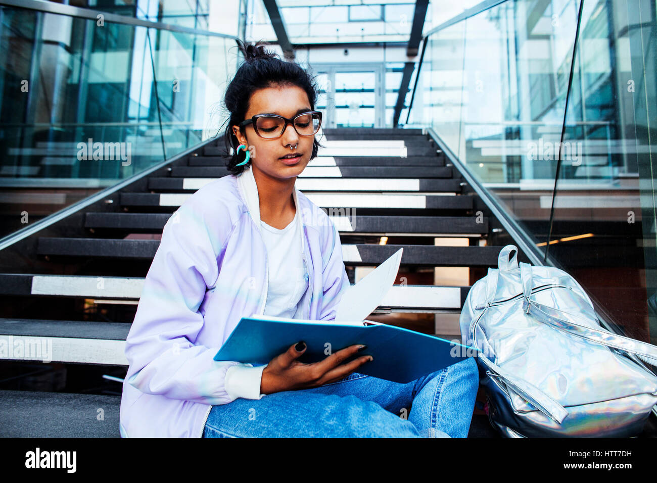 Jeune fille indienne à l'université capacités assis sur des escaliers Banque D'Images