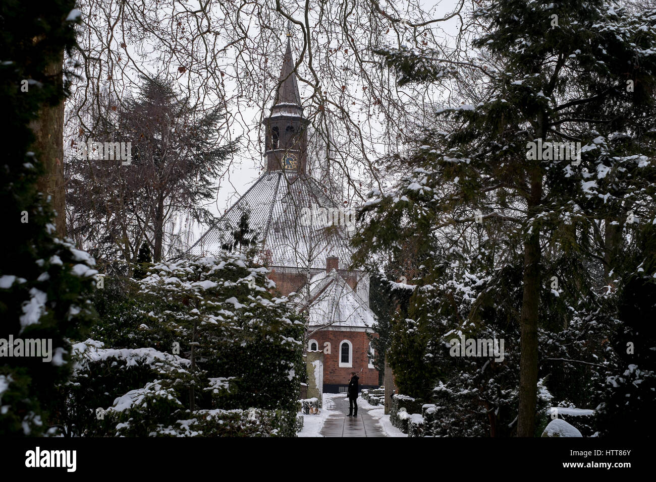 Vue depuis le tsnow scenehe ou cimetière de l'église octogonale de Frederiksberg dans la neige, Copenhague, Danemark Banque D'Images