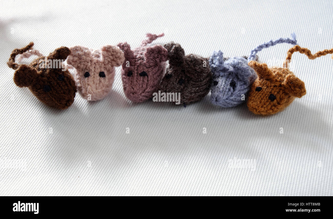 Drôle de concept produit artisanal, groupe de petites souris mangent du riz, de superbes animaux jouets pour enfant, les rats tricotés à partir de fils tricotés Banque D'Images