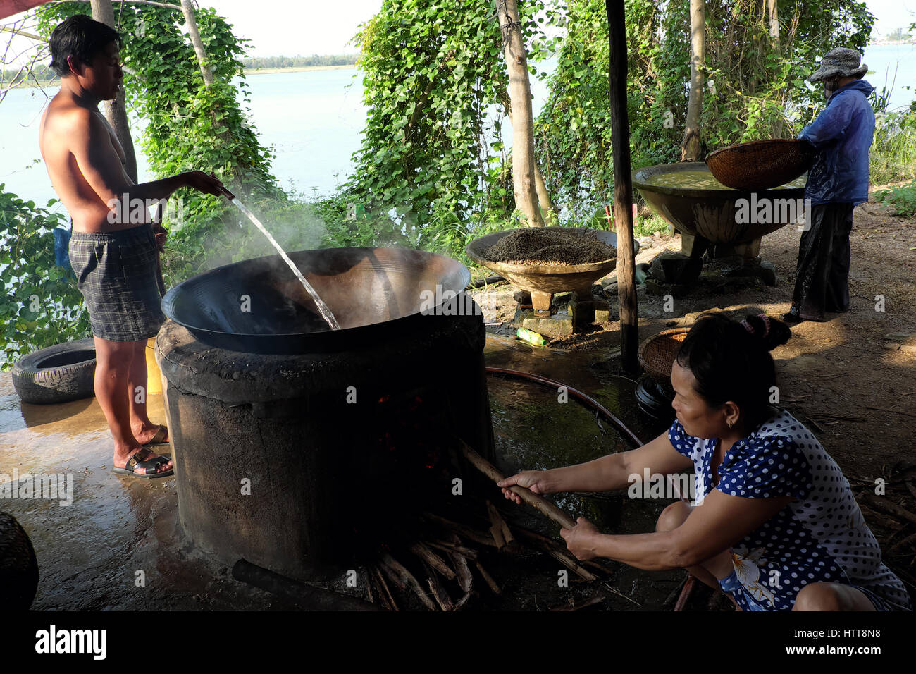 HOI AN, VIET NAM- Feb 17, 2016 : processus de vietnamiens, ils moules cuire les fruits de mer à faire bouillir de l'eau par le bois, moule en célèbre dans Hoian, Vietnam Banque D'Images