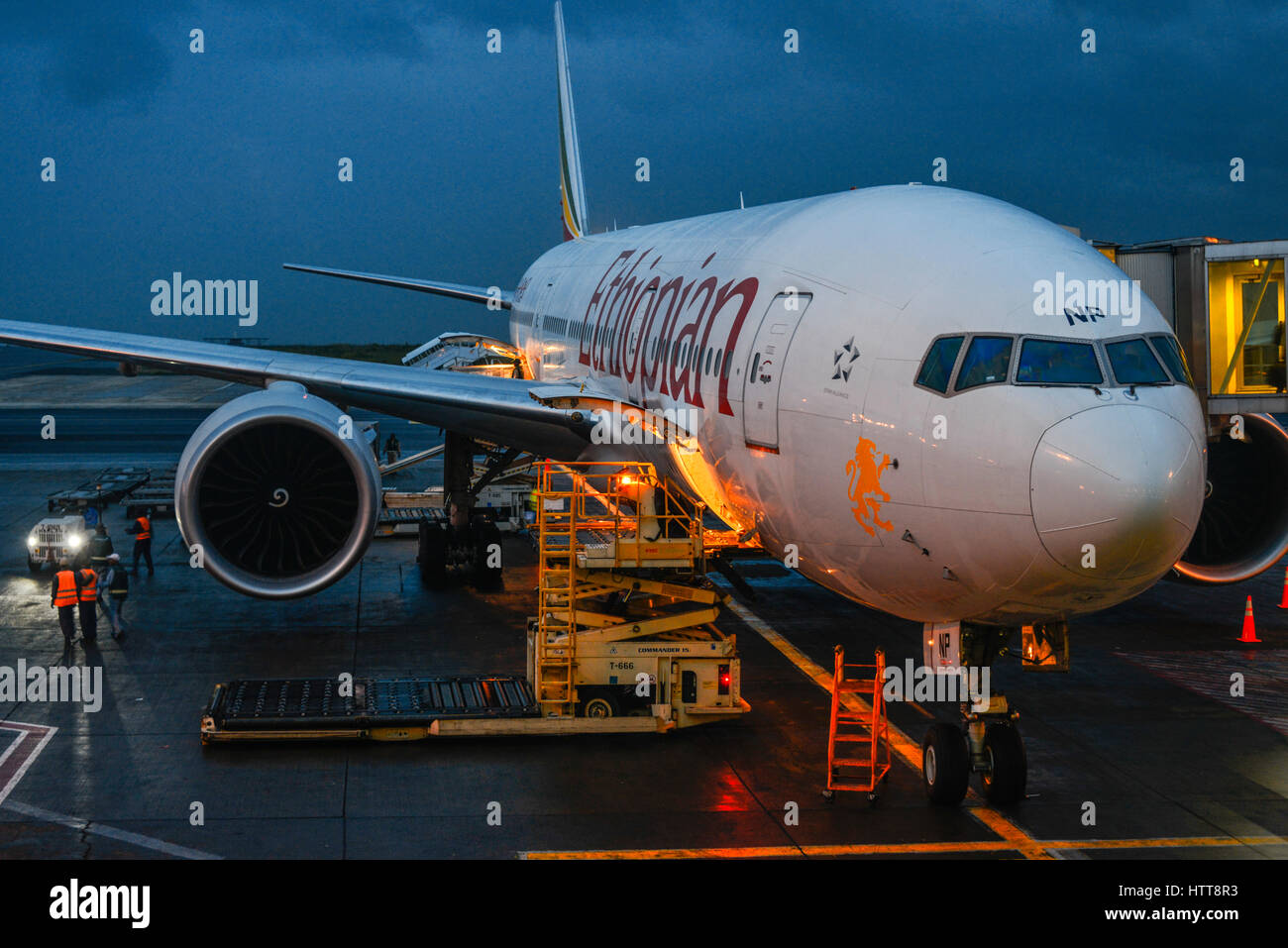 Boeing 777 avions à large fuselage d'Ethiopian Airways à un terminal de l'aéroport. Banque D'Images