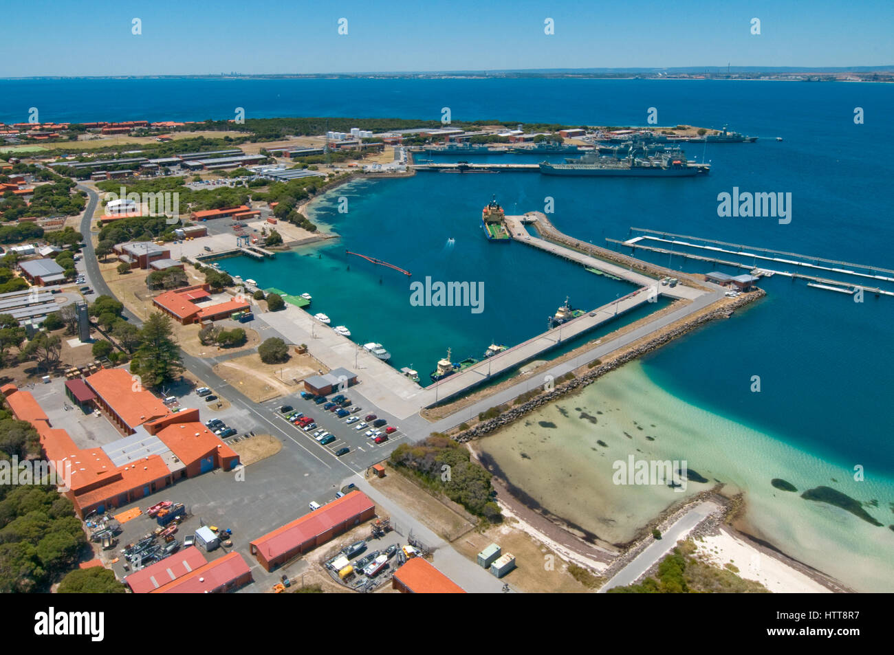 Vue aérienne de la base navale de l'HMAS Stirling, sur l'île-jardin dans l'ouest de l'Australie. Stirling est accueil à l'Australie sa flotte de sous-marins Collins. Banque D'Images