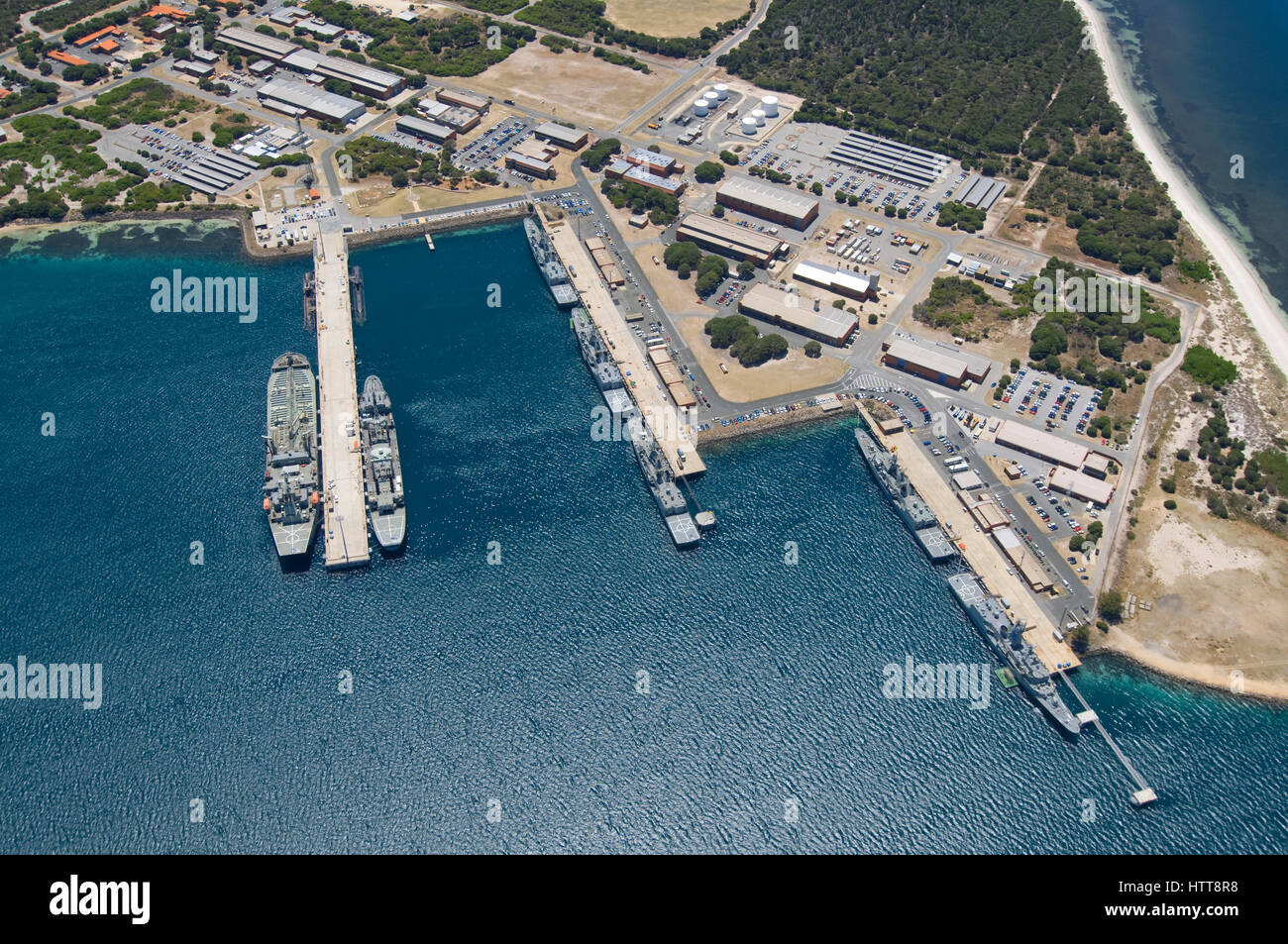Vue aérienne de la base navale de l'HMAS Stirling, sur l'île-jardin dans l'ouest de l'Australie. Stirling est accueil à l'Australie sa flotte de sous-marins Collins. Banque D'Images