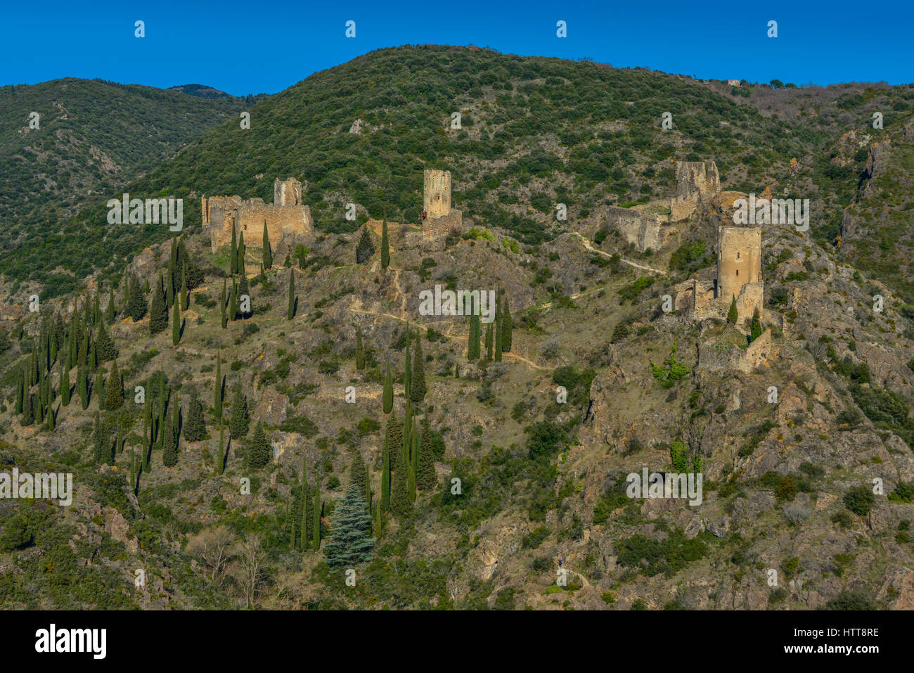 L'une des tours du château de Lastours en ruines dans la région de l'Occitanie du sud de la France. Banque D'Images