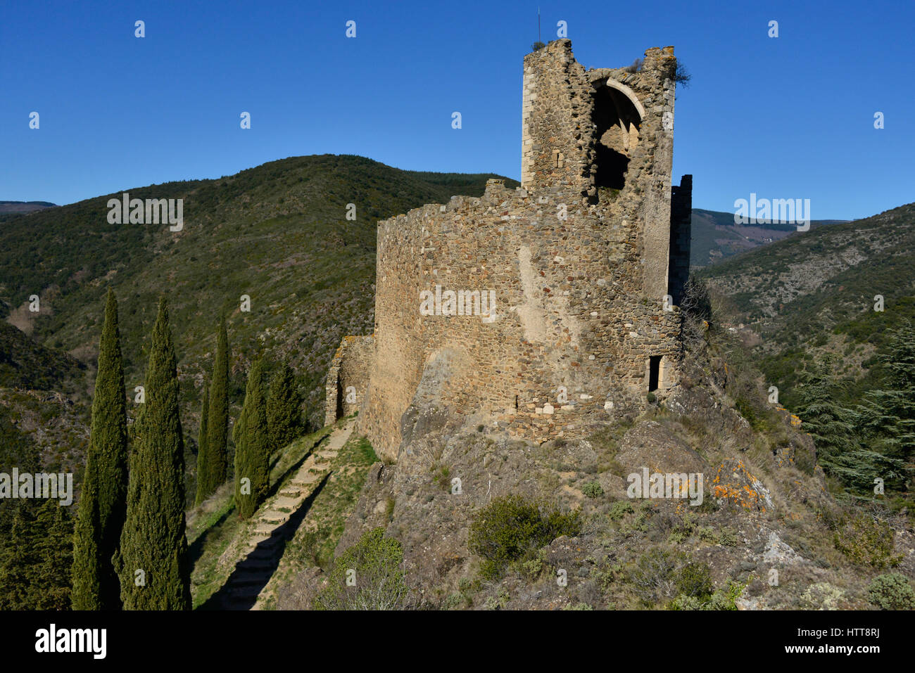 L'une des tours du château de Lastours en ruines dans la région de l'Occitanie du sud de la France. Banque D'Images