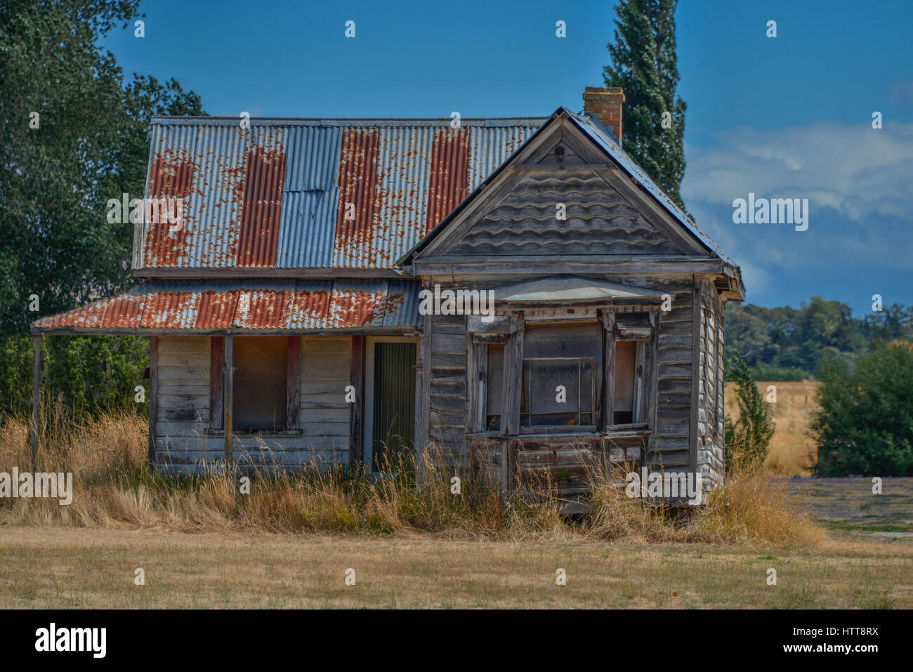 Maison en bois abandonnés dans la région de Hawkes Bay en Nouvelle-Zélande. Banque D'Images
