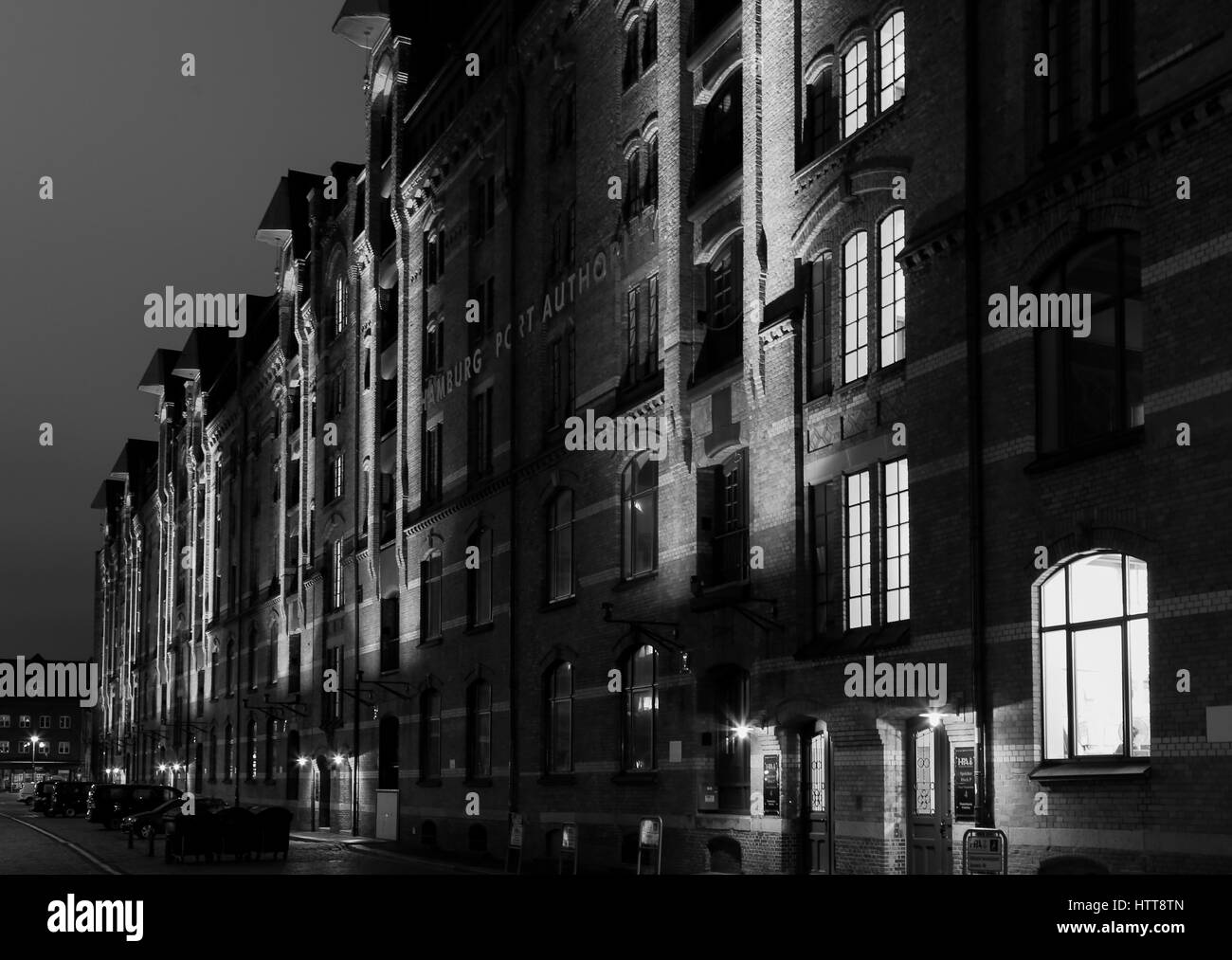 Hambourg, Allemagne - 9 mars 2017 : Le siège social de l'Administration portuaire de Port de Hambourg dans la Speicherstadt la nuit en noir et blanc. Banque D'Images