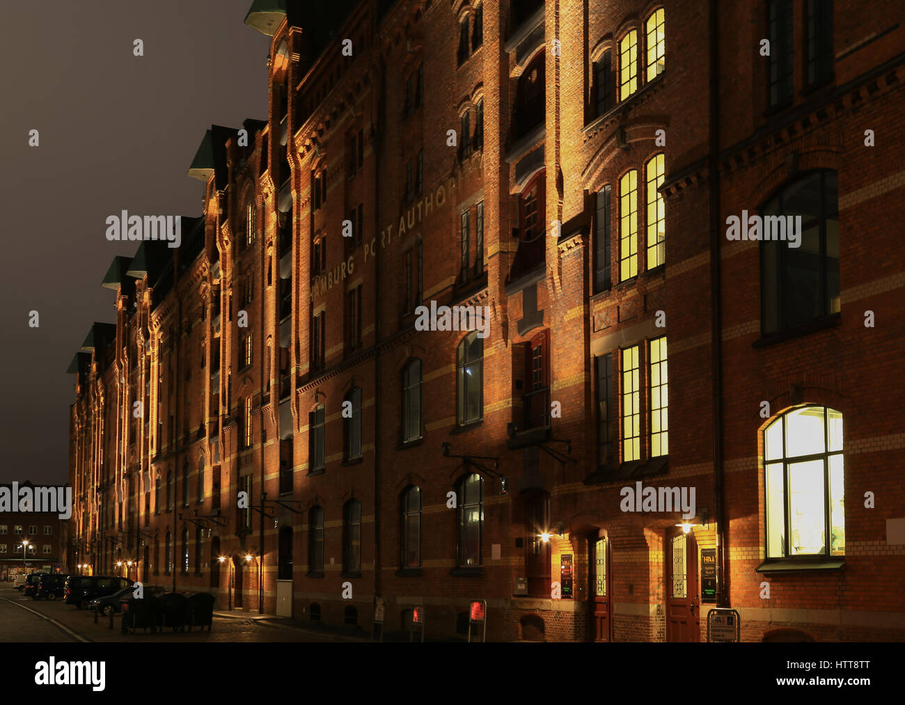 Hambourg, Allemagne - 9 mars 2017 : Le siège social de l'Administration portuaire de Port de Hambourg dans la Speicherstadt de nuit. Banque D'Images