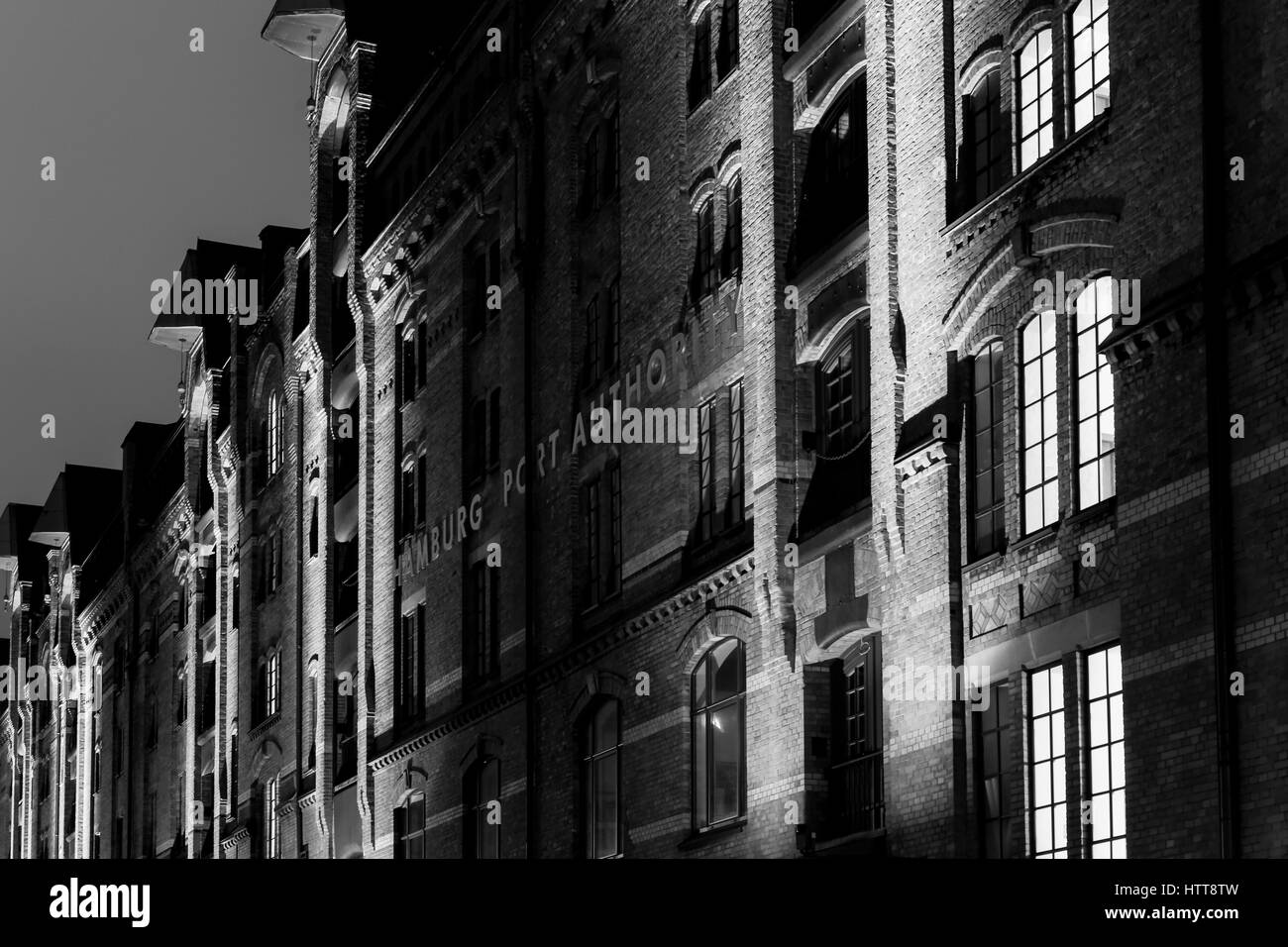 Hambourg, Allemagne - 9 mars 2017 : Le siège social de l'Administration portuaire de Port de Hambourg dans la Speicherstadt la nuit en noir et blanc. Banque D'Images