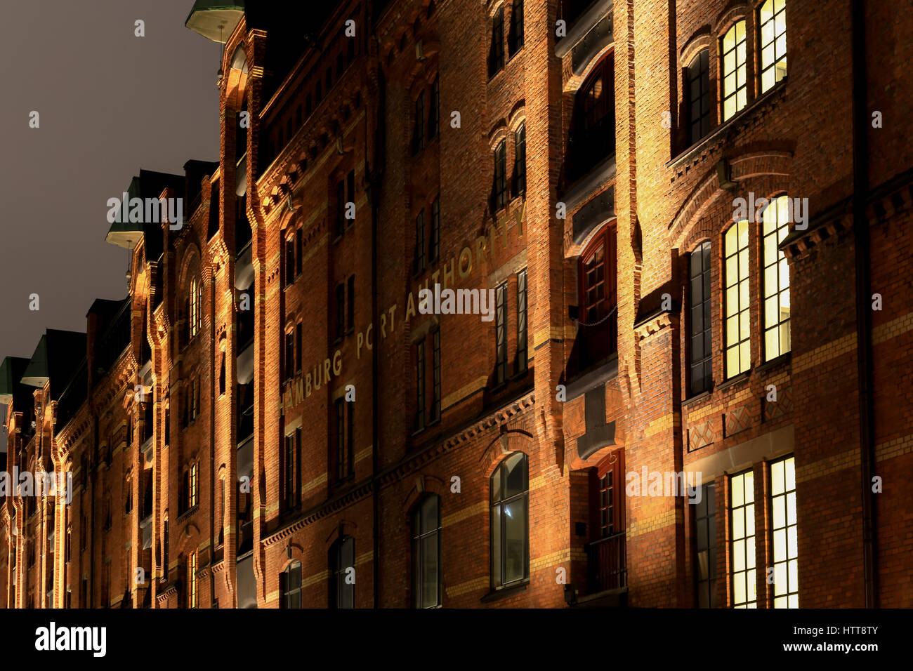 Hambourg, Allemagne - 9 mars 2017 : Le siège social de l'Administration portuaire de Port de Hambourg dans la Speicherstadt de nuit. Banque D'Images