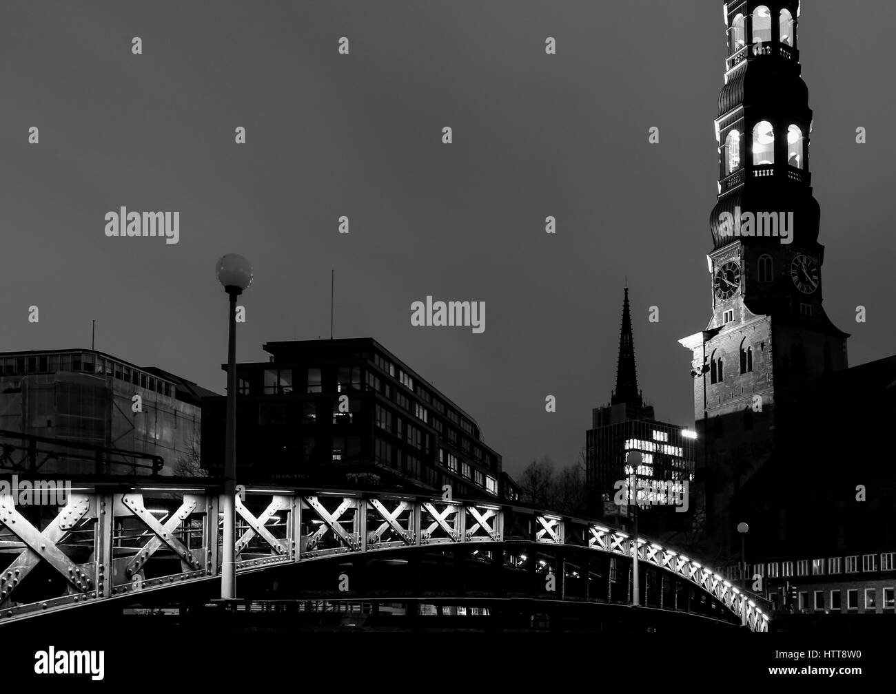 Hambourg, Allemagne - 9 mars 2017 : vue sur le pont et l'Jungfern Saint Catherines Église dans la vieille ville de nuit en noir et blanc. Banque D'Images