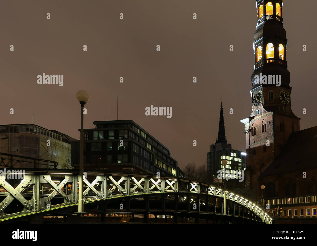 Hambourg, Allemagne - 9 mars 2017 : vue sur le pont et l'Jungfern Saint Catherines Église dans la vieille ville de nuit. Banque D'Images