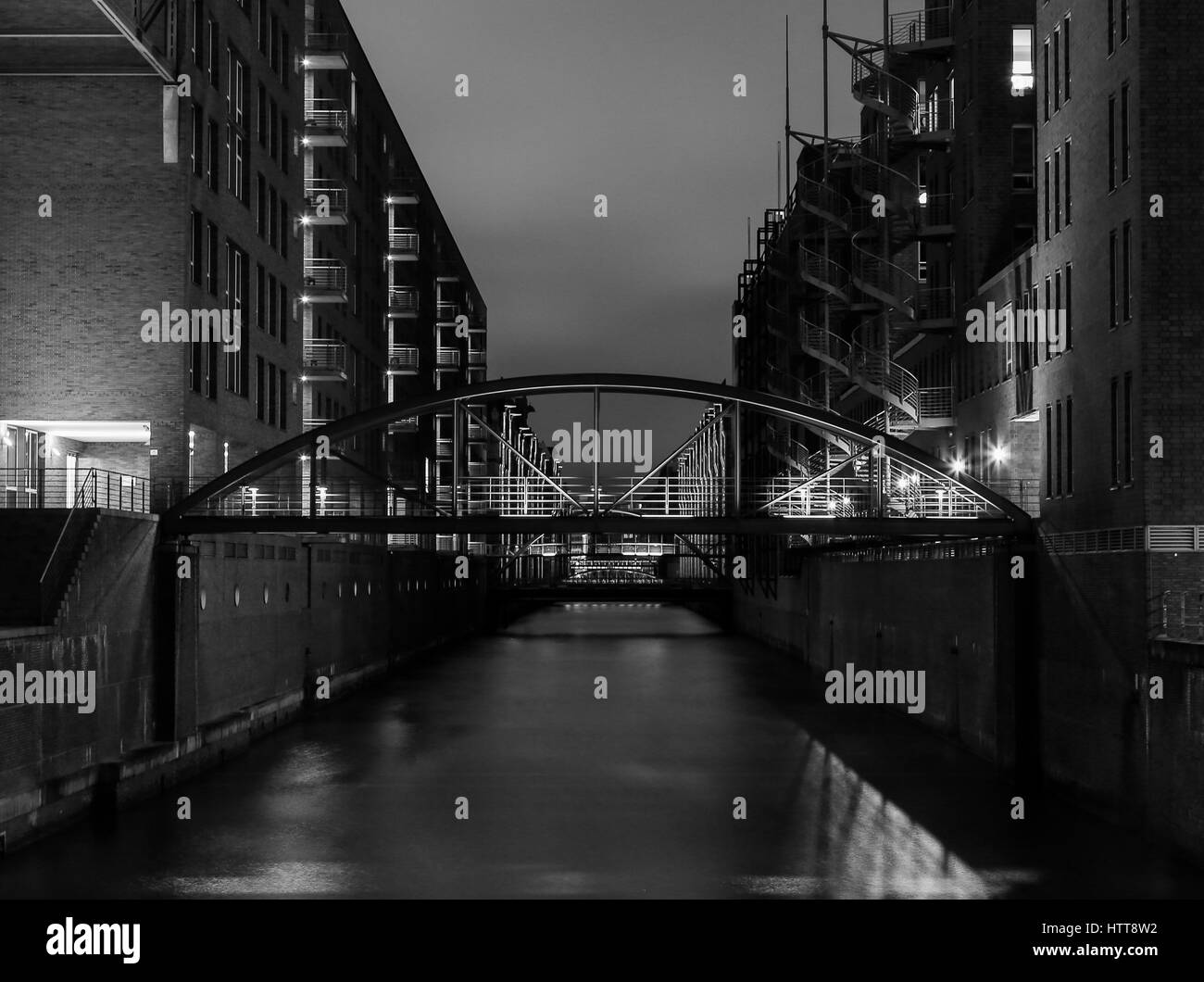 Hambourg, Allemagne - 9 mars 2017 : Le Pont Kehrwieder dans le quartier du port historique à la Speicherstadt elbe par nuit en noir et blanc. Banque D'Images