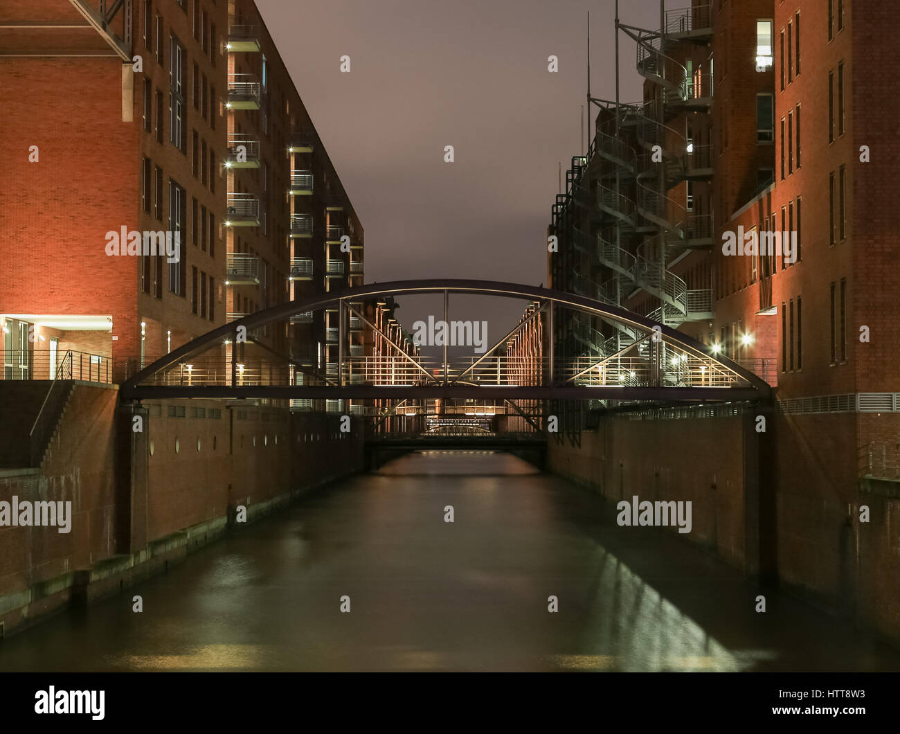 Hambourg, Allemagne - 9 mars 2017 : Le Pont Kehrwieder dans le quartier du port historique à la Speicherstadt elbe par nuit. Banque D'Images