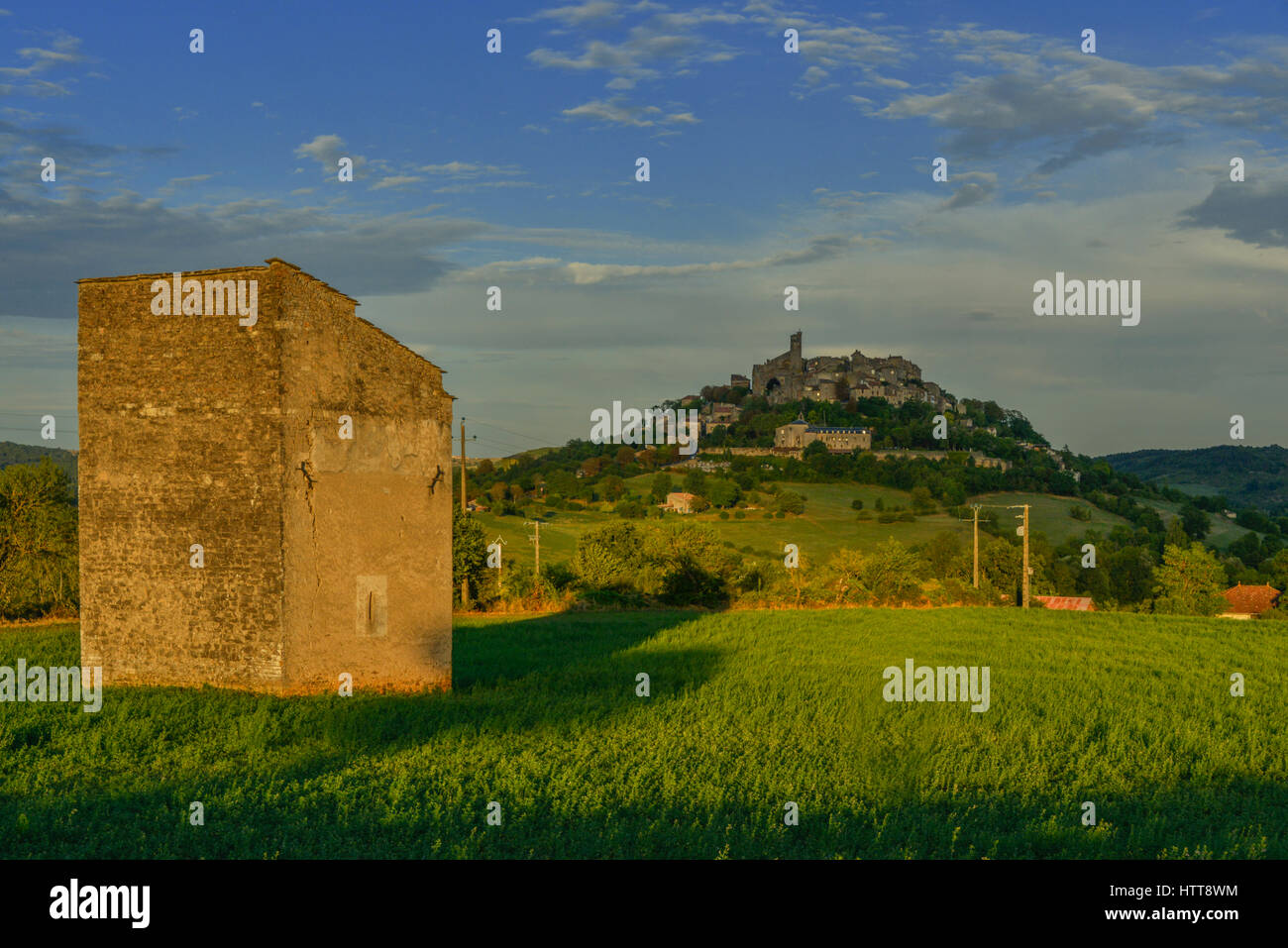 Pigeonnier dans un champ avec vue sur le village médiéval de Cordes-sur-Ciel, dans l'Occitanie région du sud de la France Banque D'Images