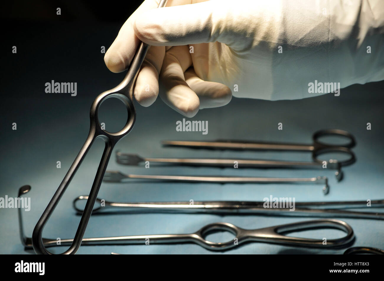 Les instruments chirurgicaux à l'hôpital, avec une main gantée avant d'une opération Banque D'Images