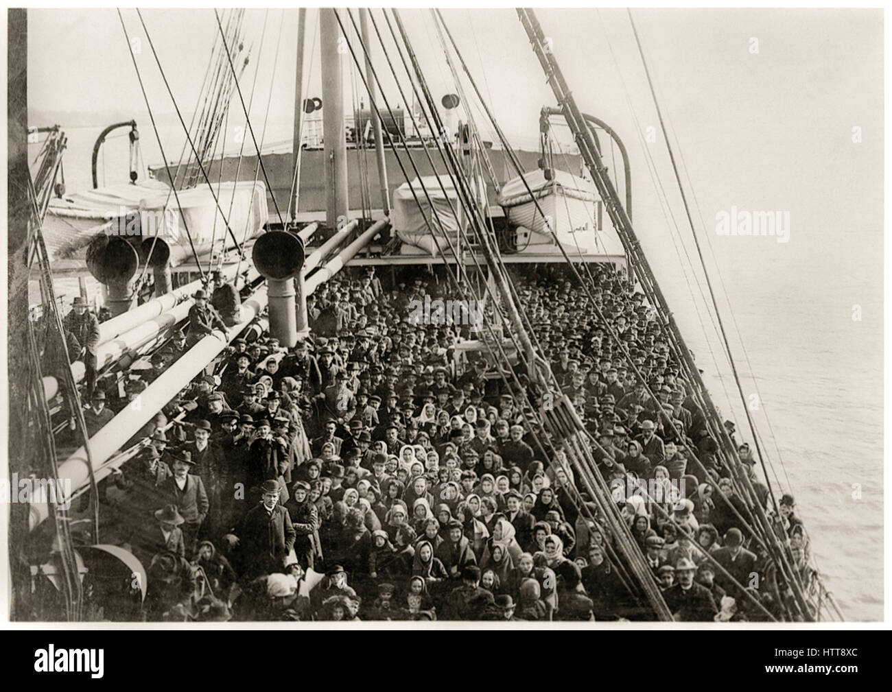 Immigrants aux États-Unis sur le pont du bateau à vapeur allemand SS Patricia exploité par la ligne nord de Hambourg, une compagnie maritime allemande qui est service transatlantique a été conçu pour transporter les migrants allemands aux États-Unis. Photographié par Edwin Levick (1869-1929) en décembre 1906. Banque D'Images