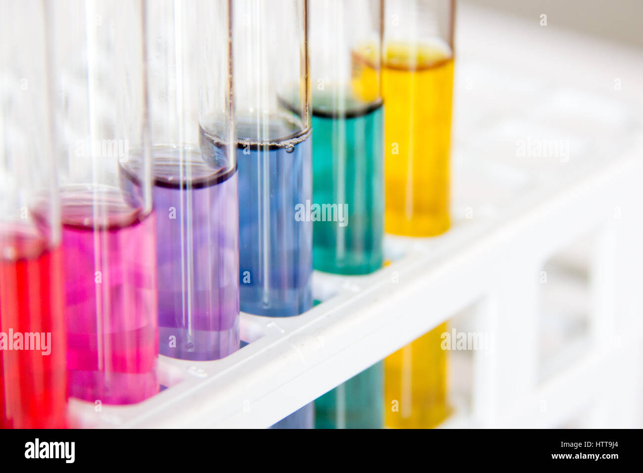 Tubes A Essai En Laboratoire Blanc Executant Une Experience Scientifique Photo Stock Alamy Tubes A Essai En Laboratoire Blanc Executant Une Experience Scientifique Photo Stock Alamy