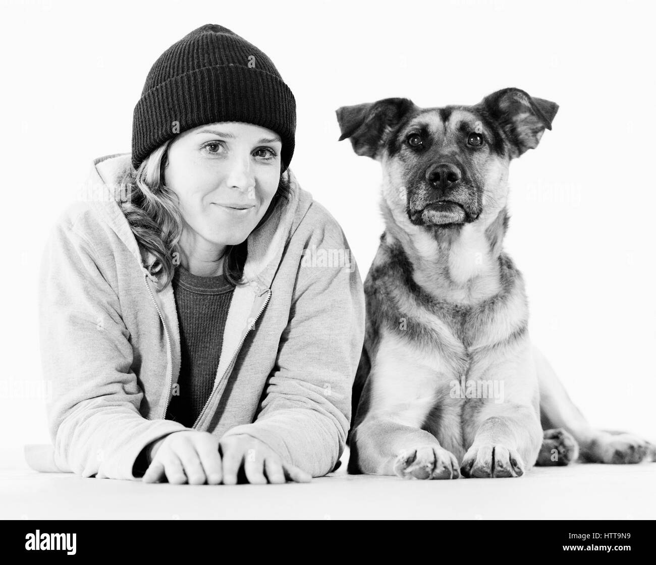 Portrait de femme avec son chien en studio Banque D'Images