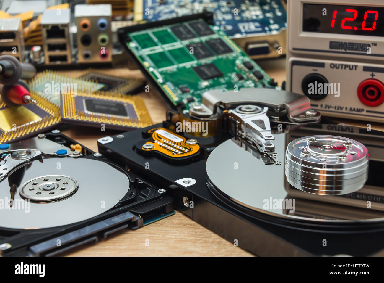 Ouvrez le disque dur défectueux et SSD dans un laboratoire de service prêt  pour la récupération des données ou la réparation Photo Stock - Alamy