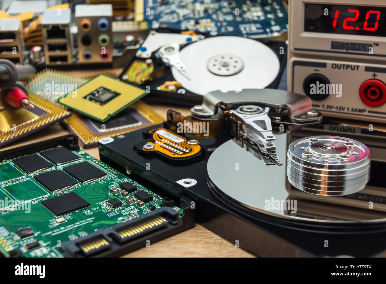 Ouvrir SSD et HDD défectueux dans un laboratoire de service prêt pour la récupération des données ou la réparation Banque D'Images