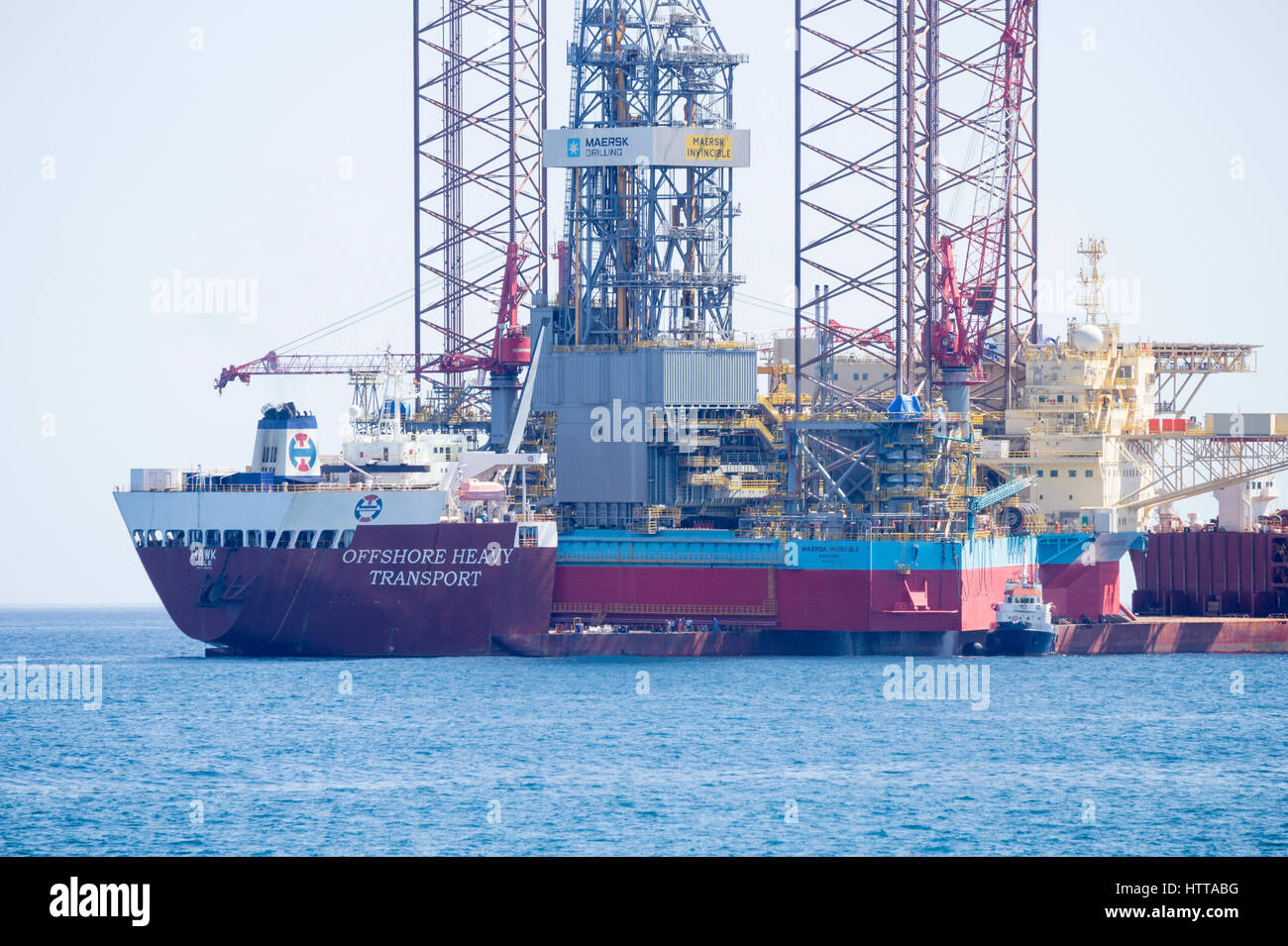 Navire conçu pour le transport de lourdes charges dans l'industrie offshore le transport d'un forage à l'aide d'un cric de la Corée du Sud à la Norvège. Banque D'Images