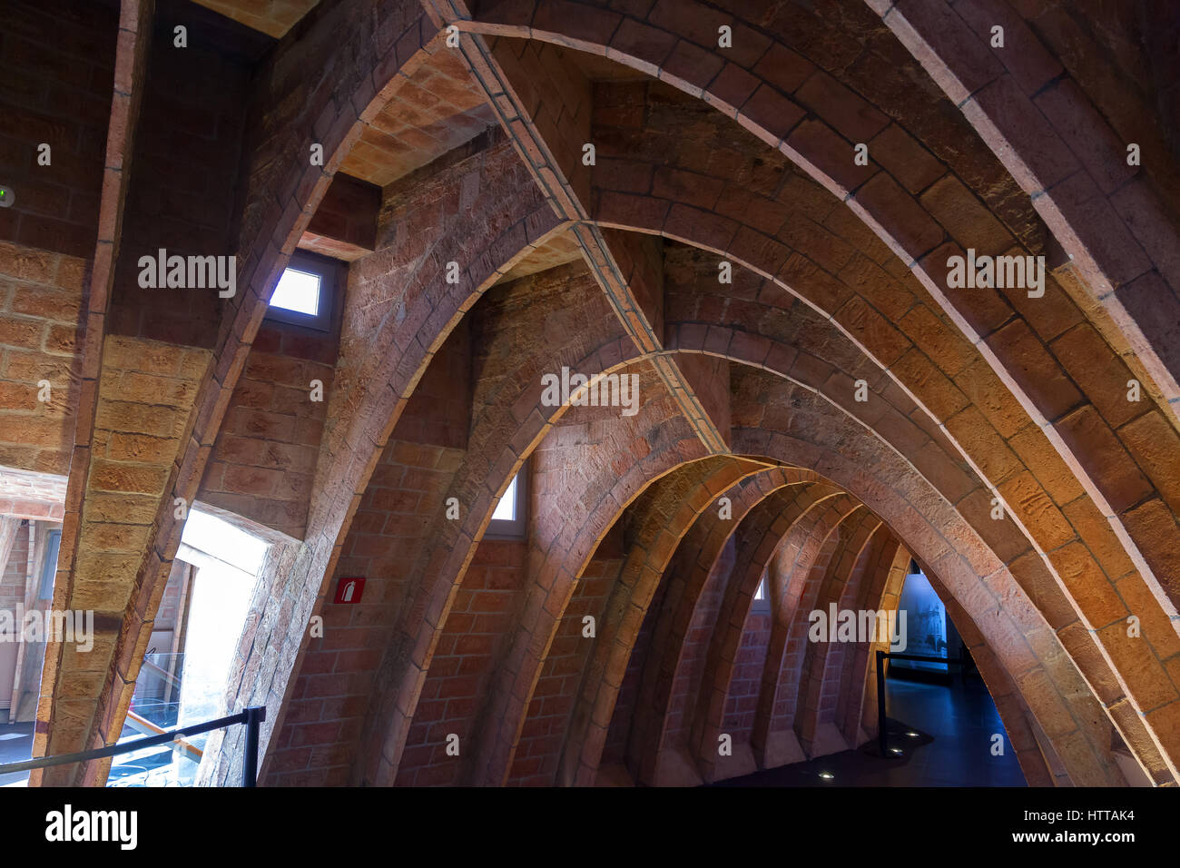 Space Arches à Casa Milà / la Pedrera, le dernier grand travail résidentiel de Gaudí, Barcelone, Catalogne, Espagne. Banque D'Images