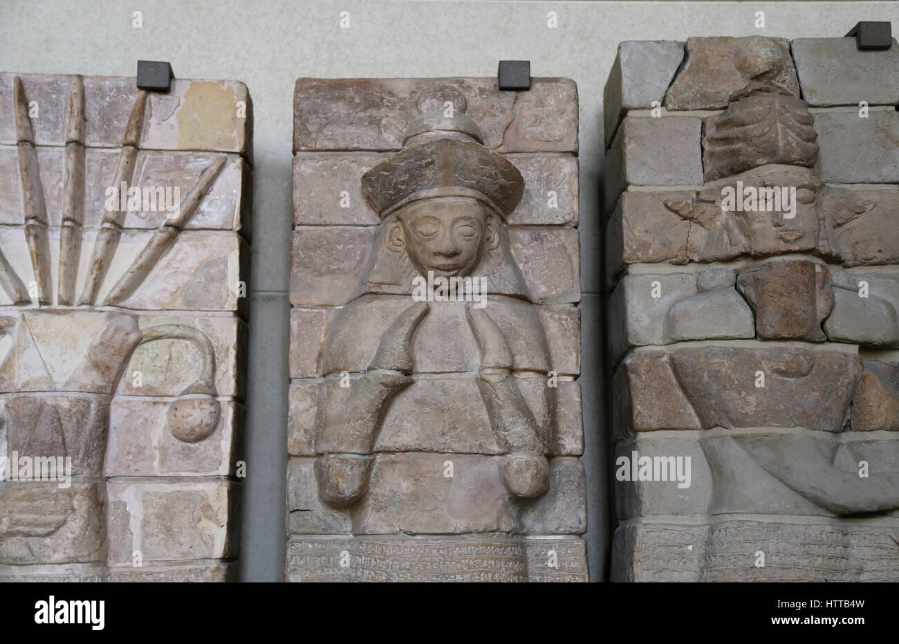L'Élam. La brique d'argile moulée de bord : déesse élamite. Temple d'Inshushinak, Susa, 2000 BCE. Musée du Louvre. Paris. Banque D'Images