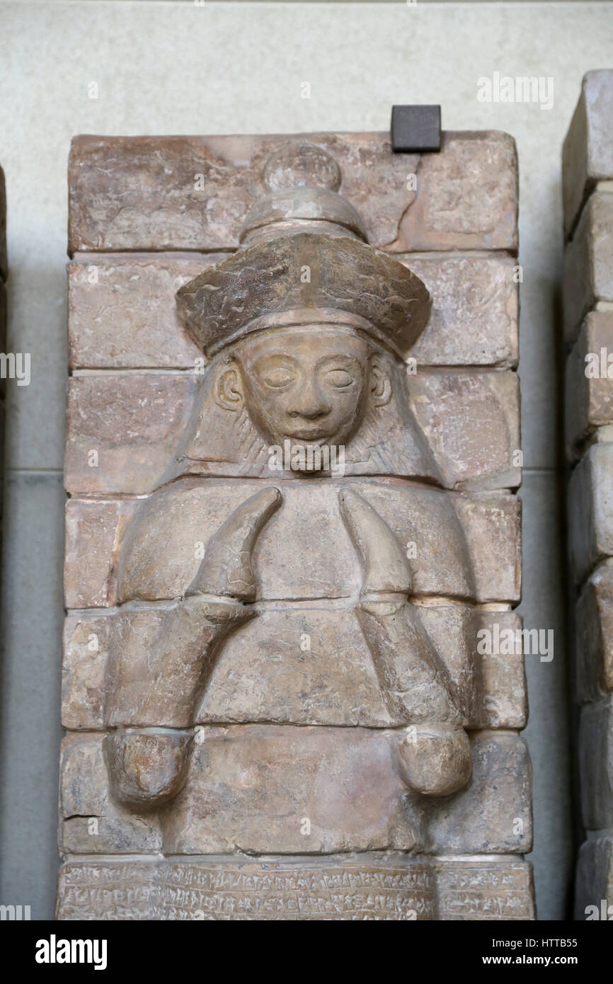 L'Élam. La brique d'argile moulée de bord : déesse élamite. Temple d'Inshushinak, Susa, 2000 BCE. Musée du Louvre. Paris. Banque D'Images