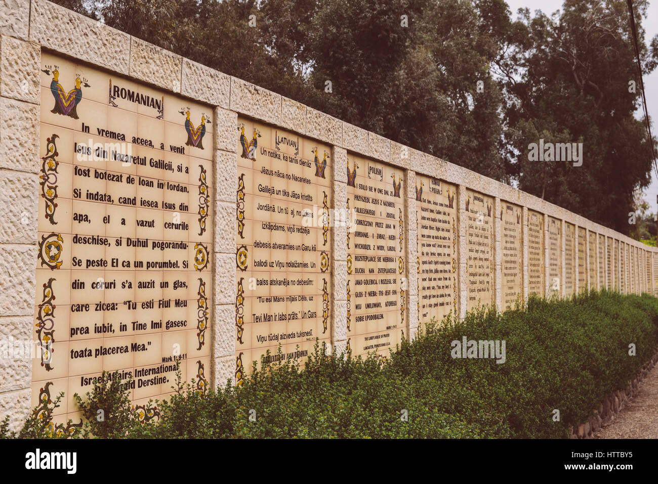 Site Du Bapteme Sur Le Jourdain Et La Mer De Galilee Inscription Citation De L Evangile Dans Differentes Langues Photo Stock Alamy
